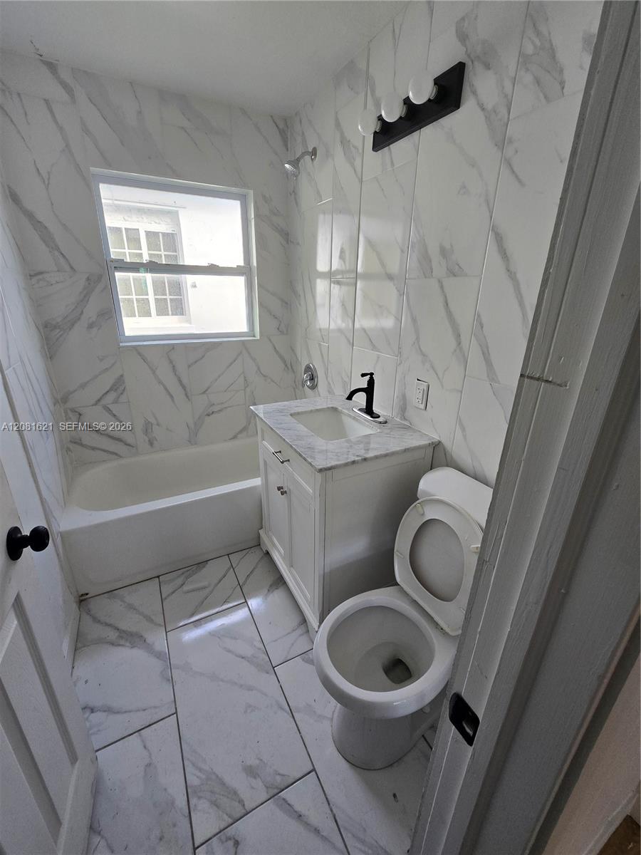4000 Greenwood Ave — Photo 4