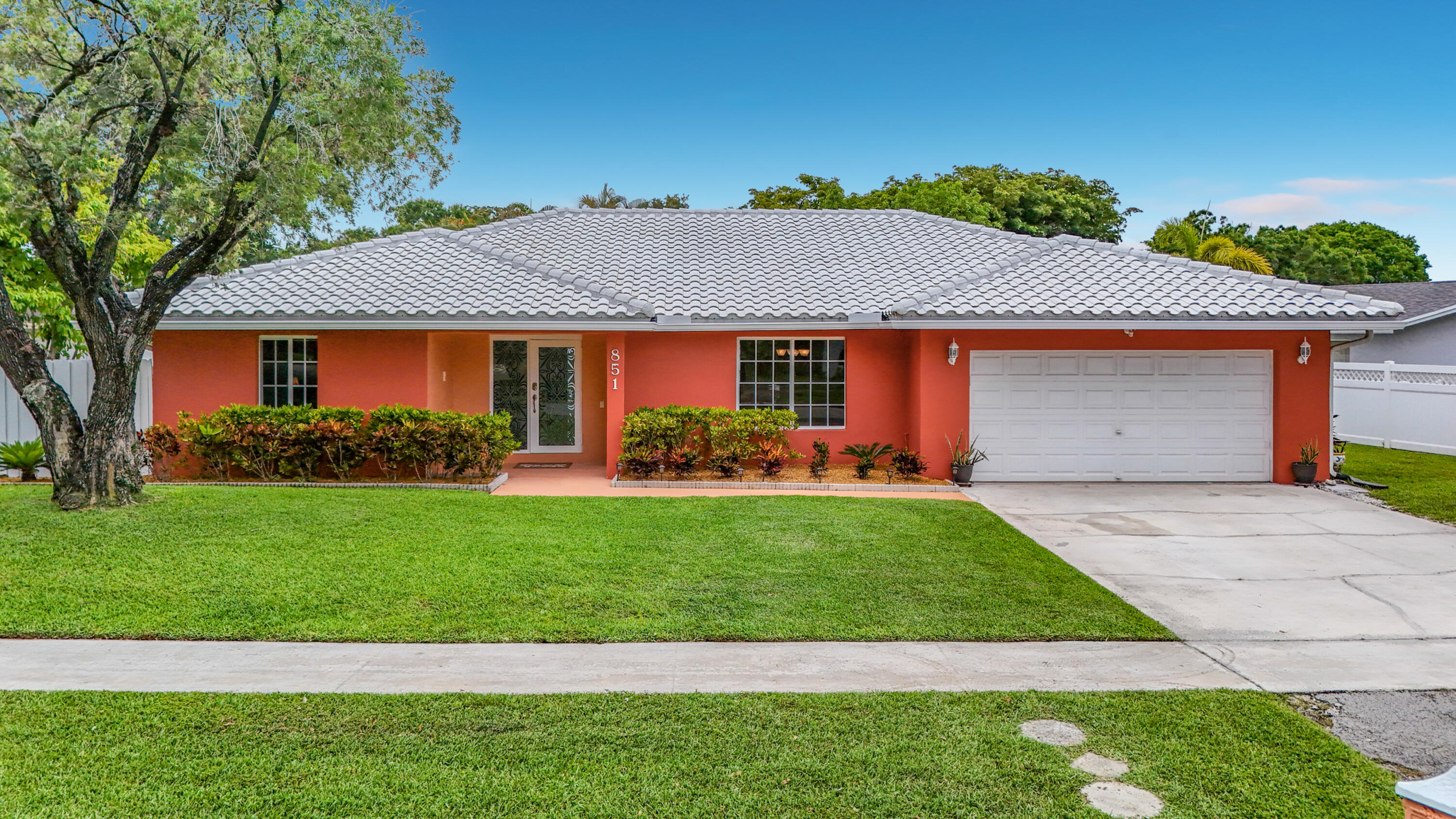 851 E Plantation Circle, Plantation FL 33324