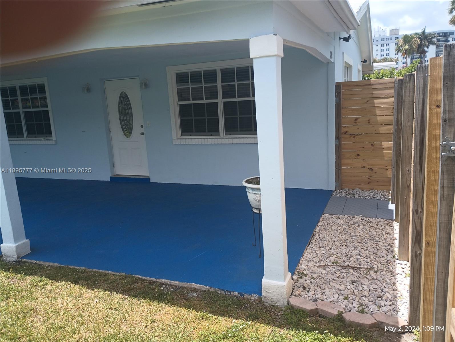 1 bdrm main entry