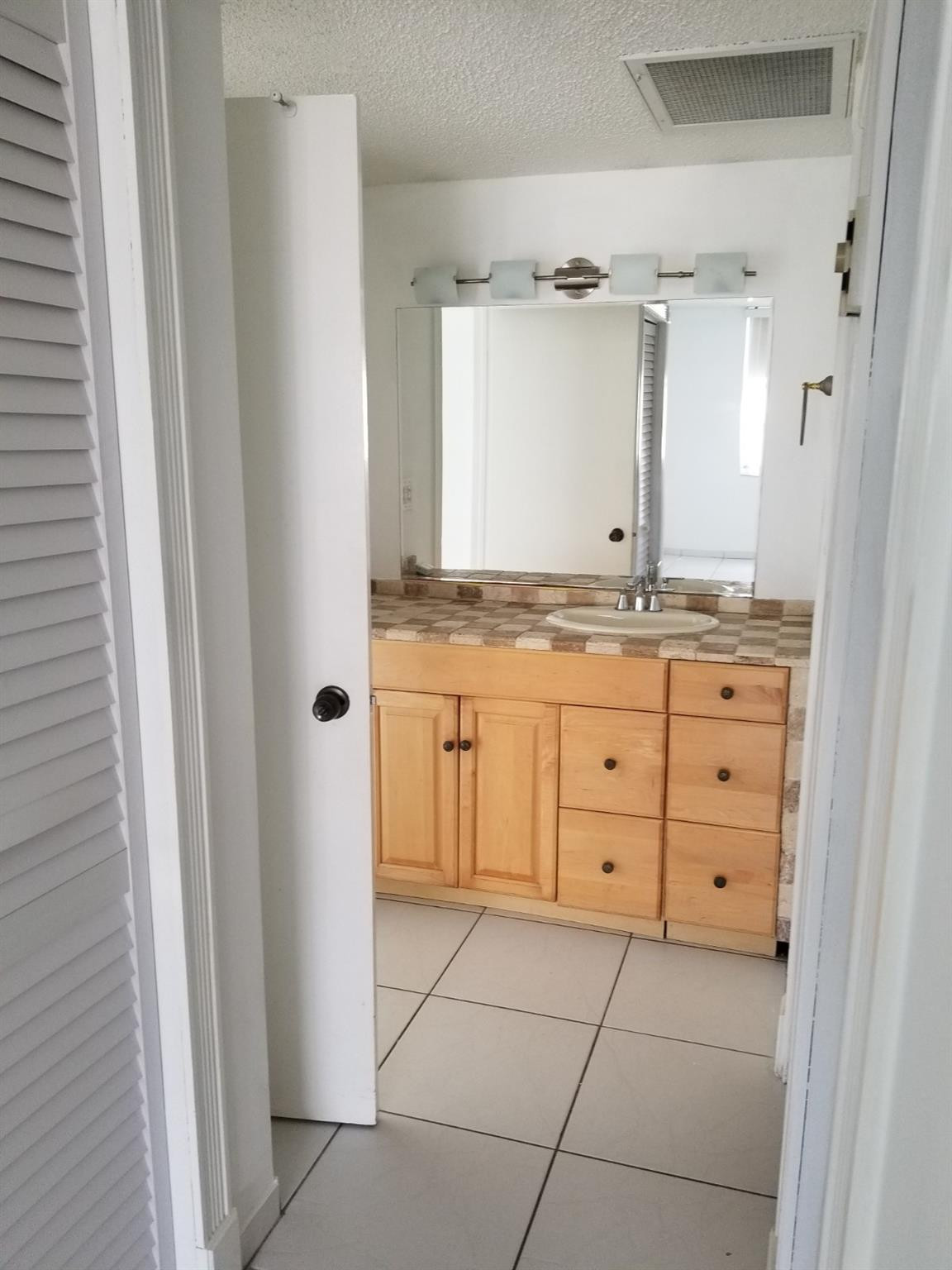 500 BAYVIEW Drive # 817 — Photo 2