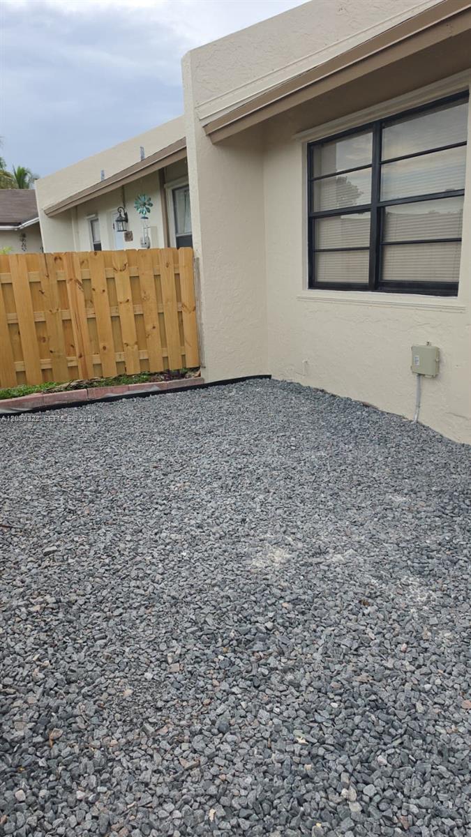 1427 Towhee St — Photo 2