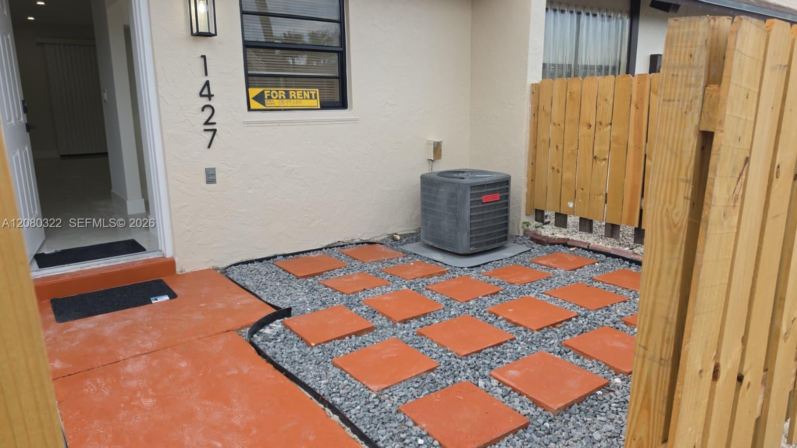 1427 Towhee St — Photo 3