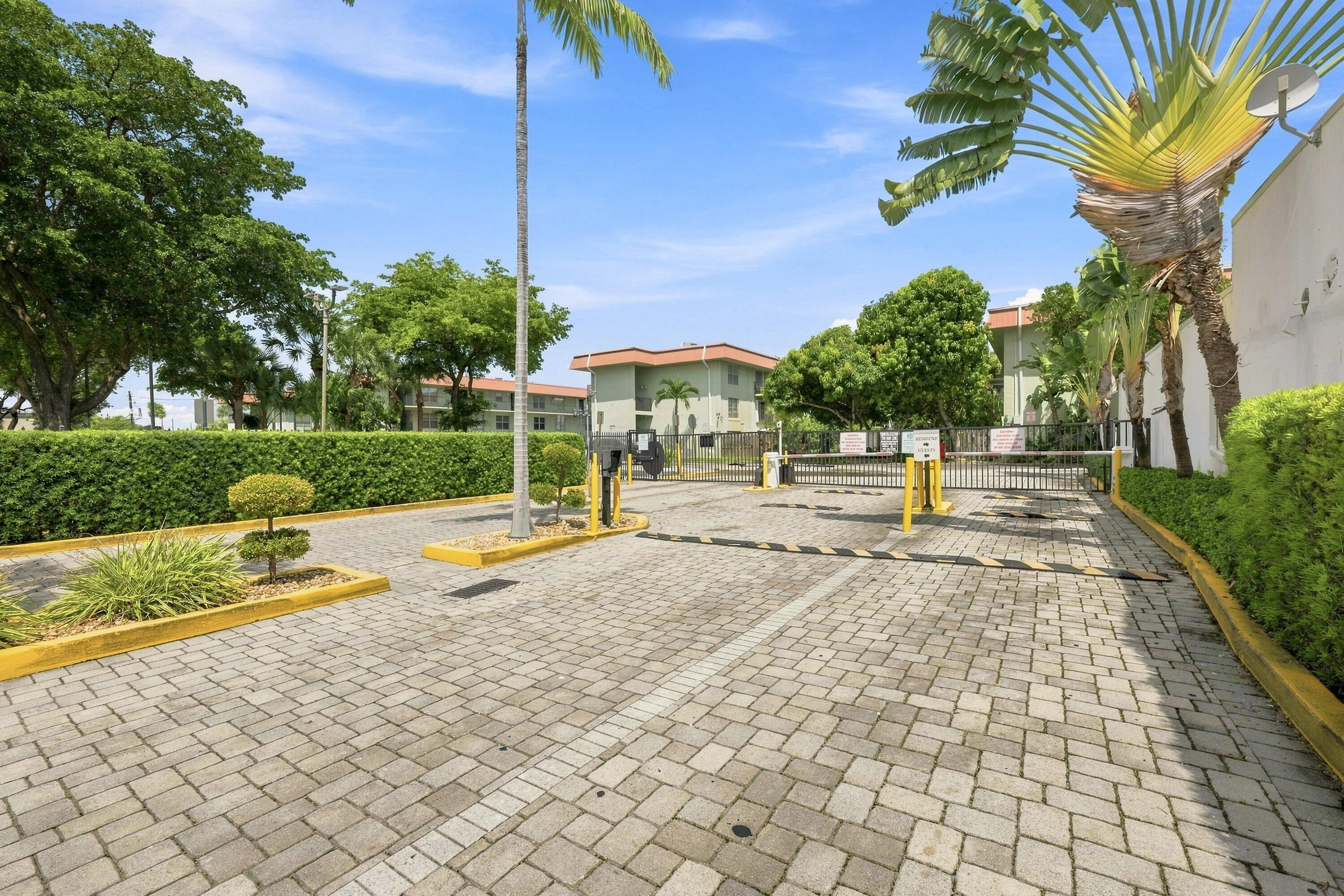 805 W Oakland Park Boulevard — Photo 2