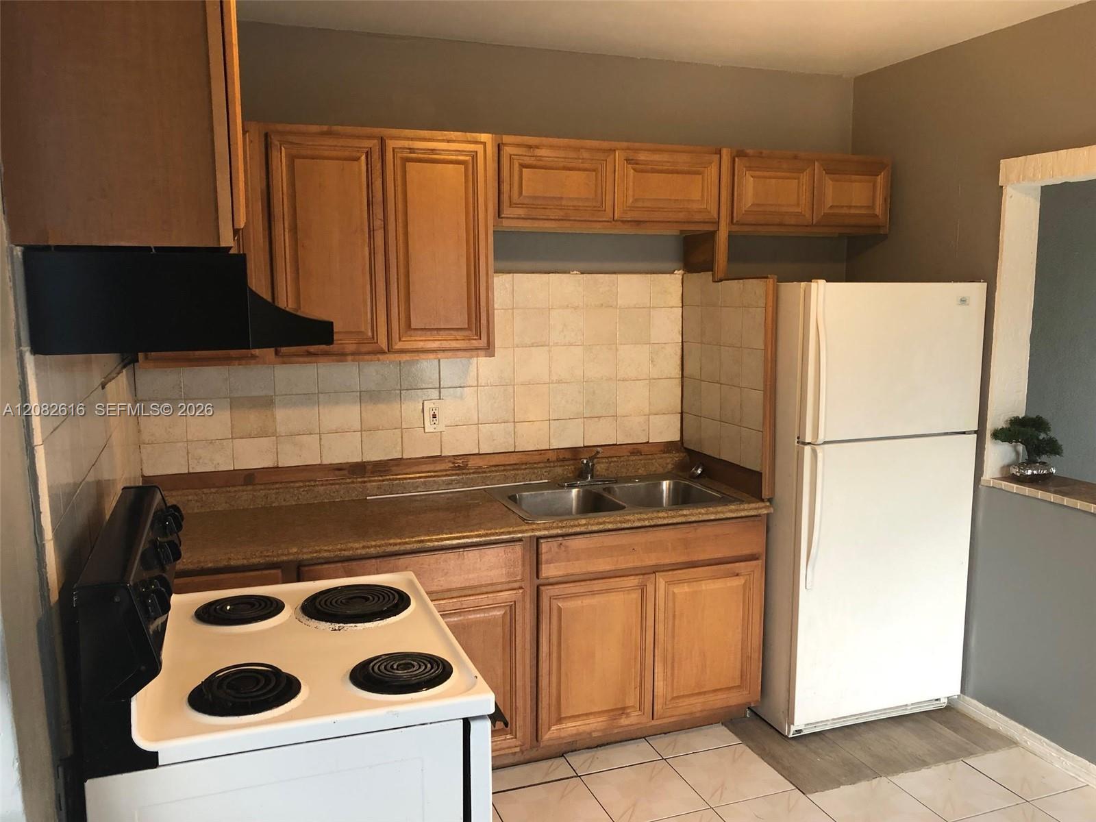 725 SW 8th Ave # A — Photo 3