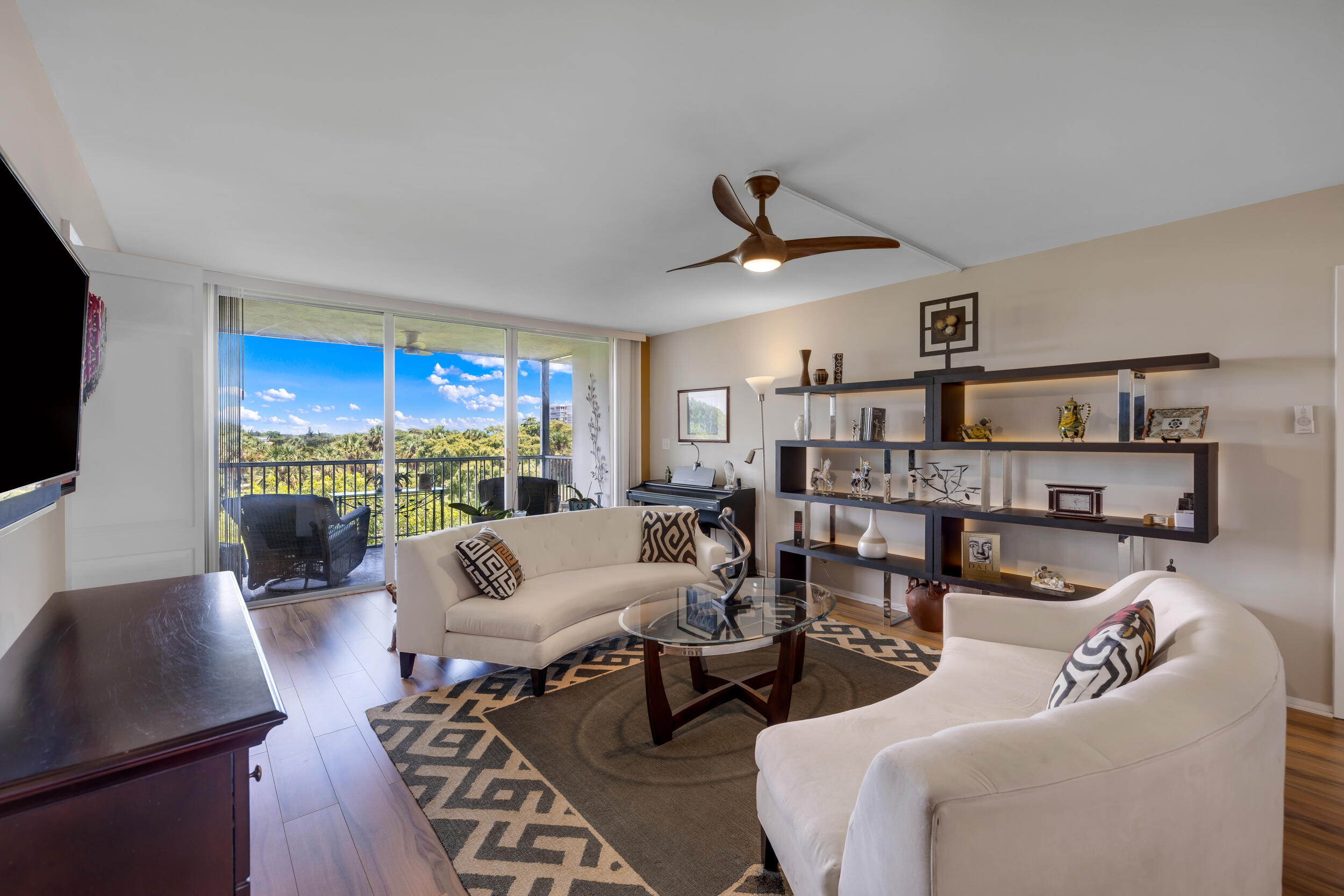 3960 Oaks Clubhouse Drive # 504 — Photo 4