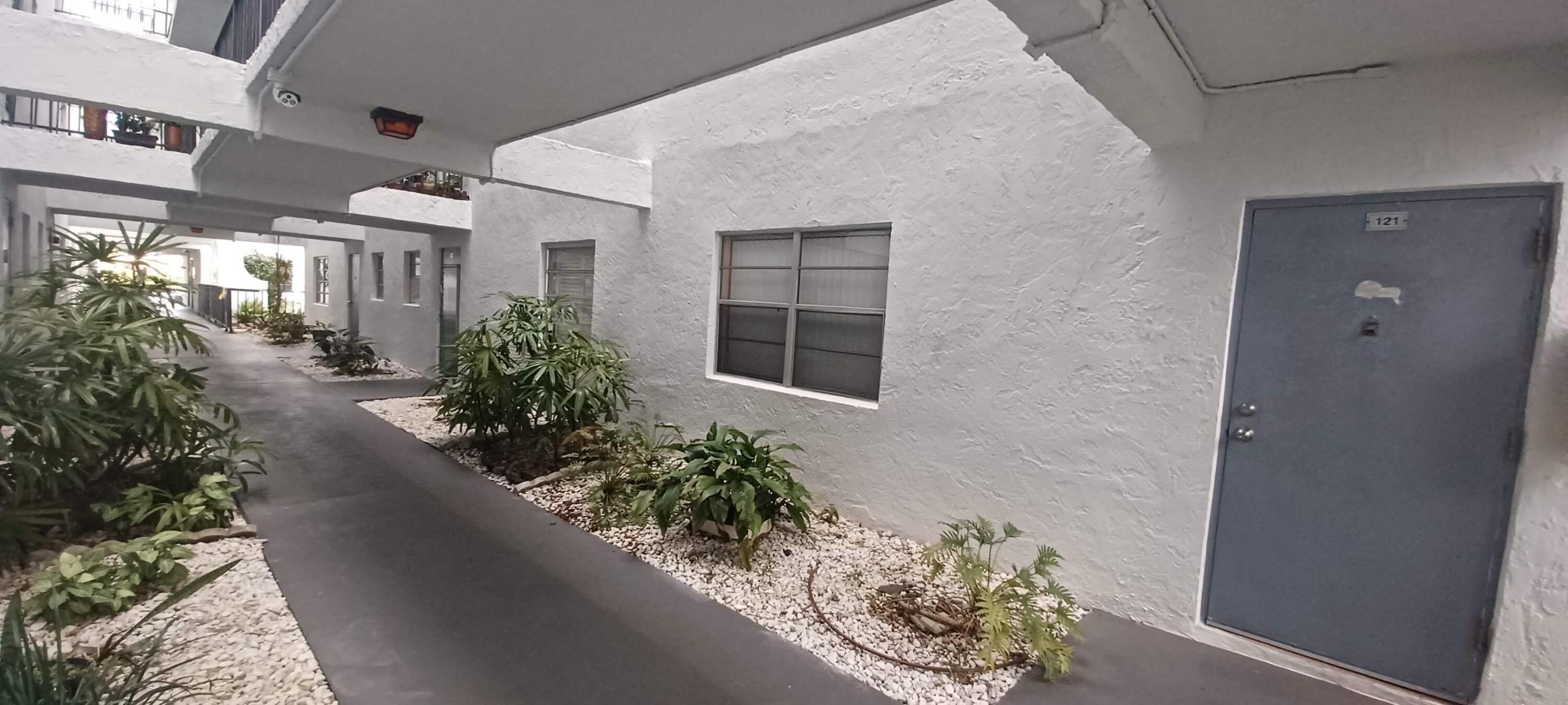 2998 E SUNRISE LAKES Drive E # 121 — Photo 3
