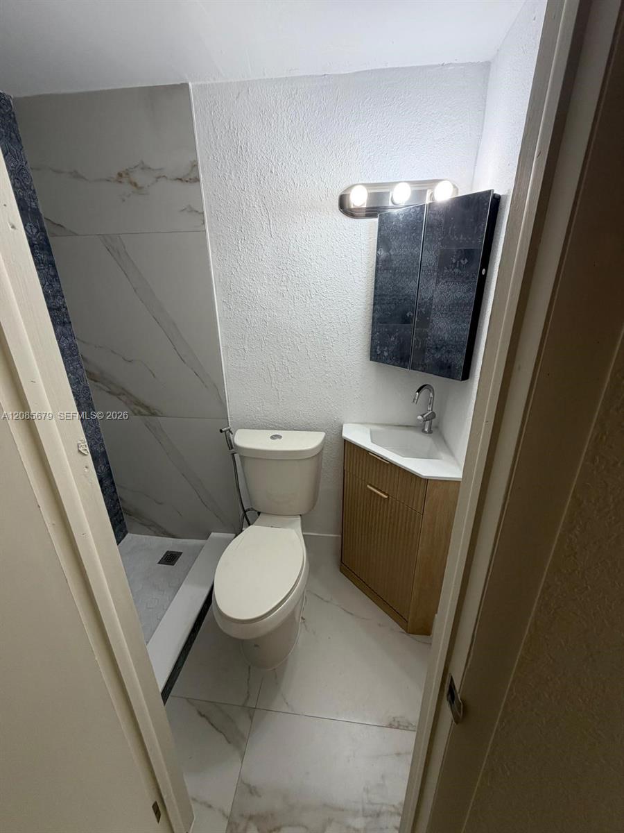 2424 SW 21st Ter # 0 — Photo 3