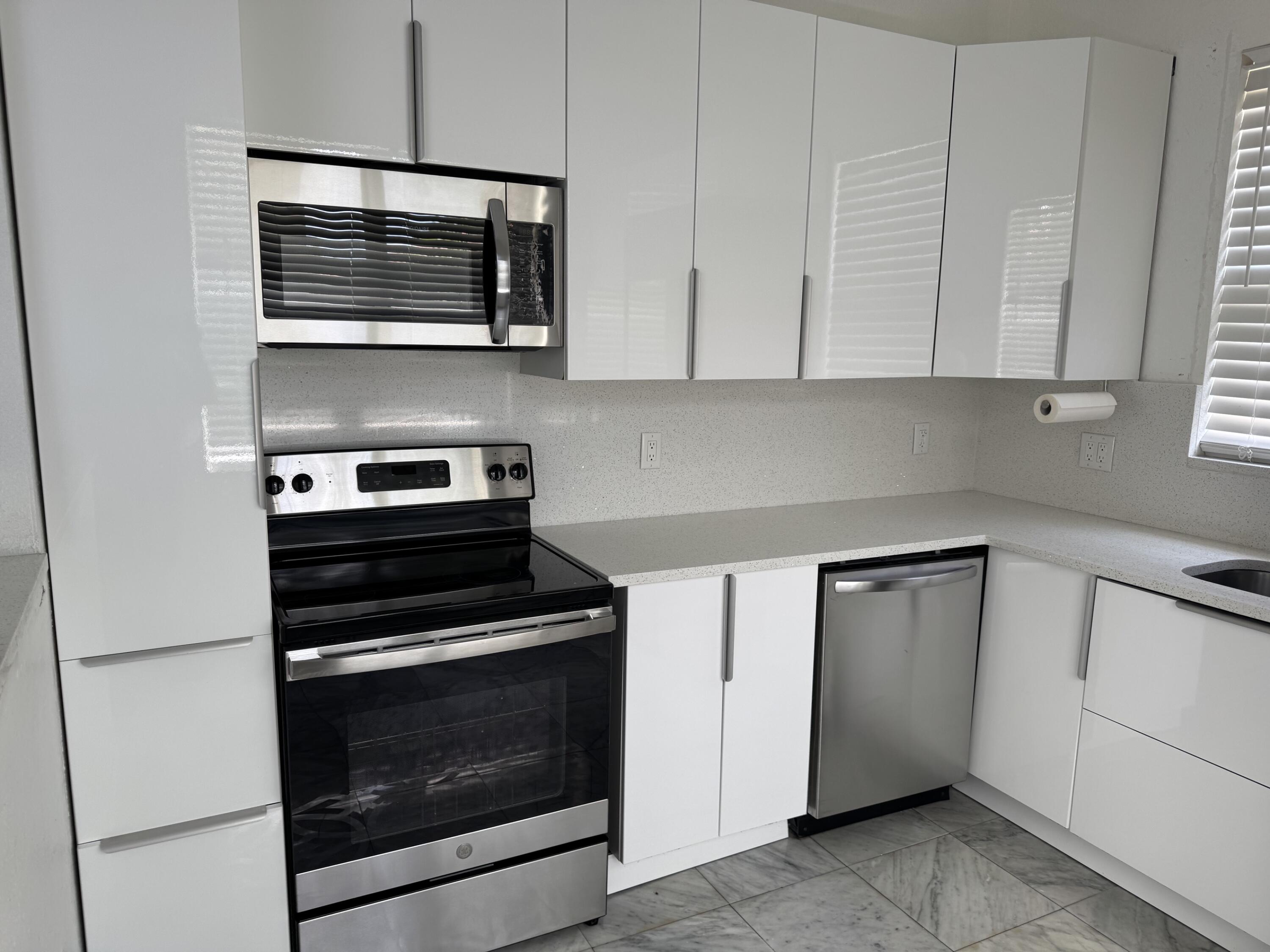 4106 NE 22ND Court — Photo 2