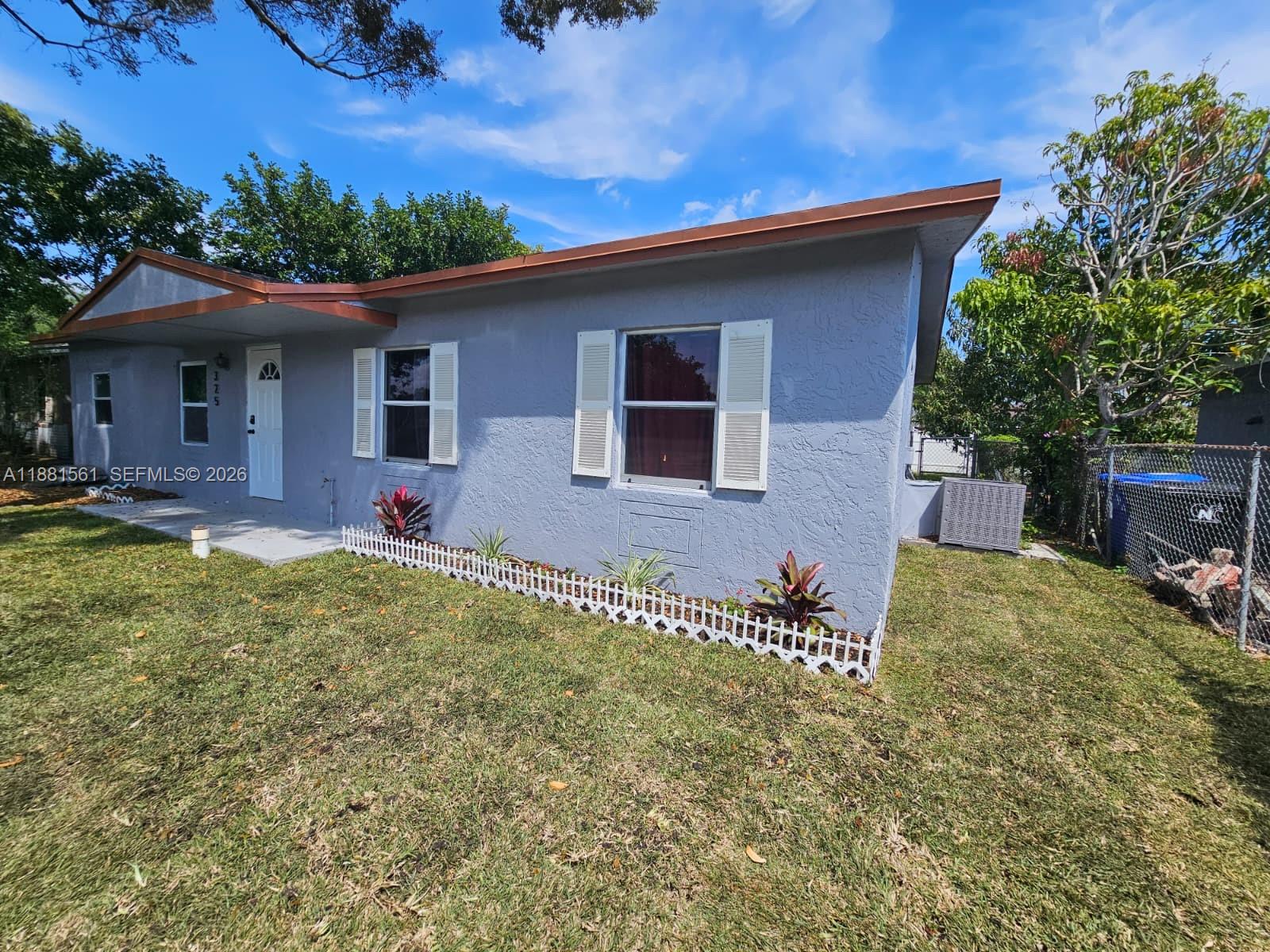 325 SW 80th Ter — Photo 2