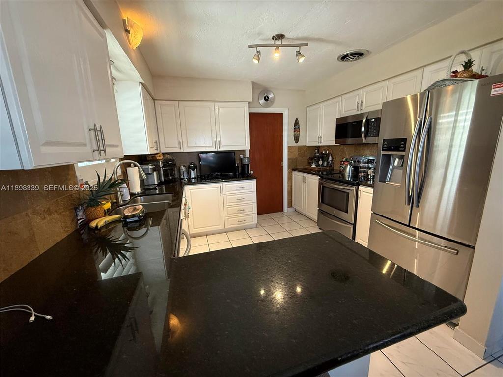 1743 RODMAN Street — Photo 4