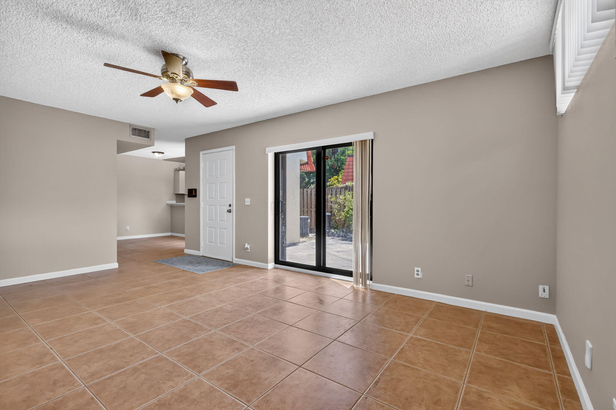 3659 VICTORIA Drive — Photo 4