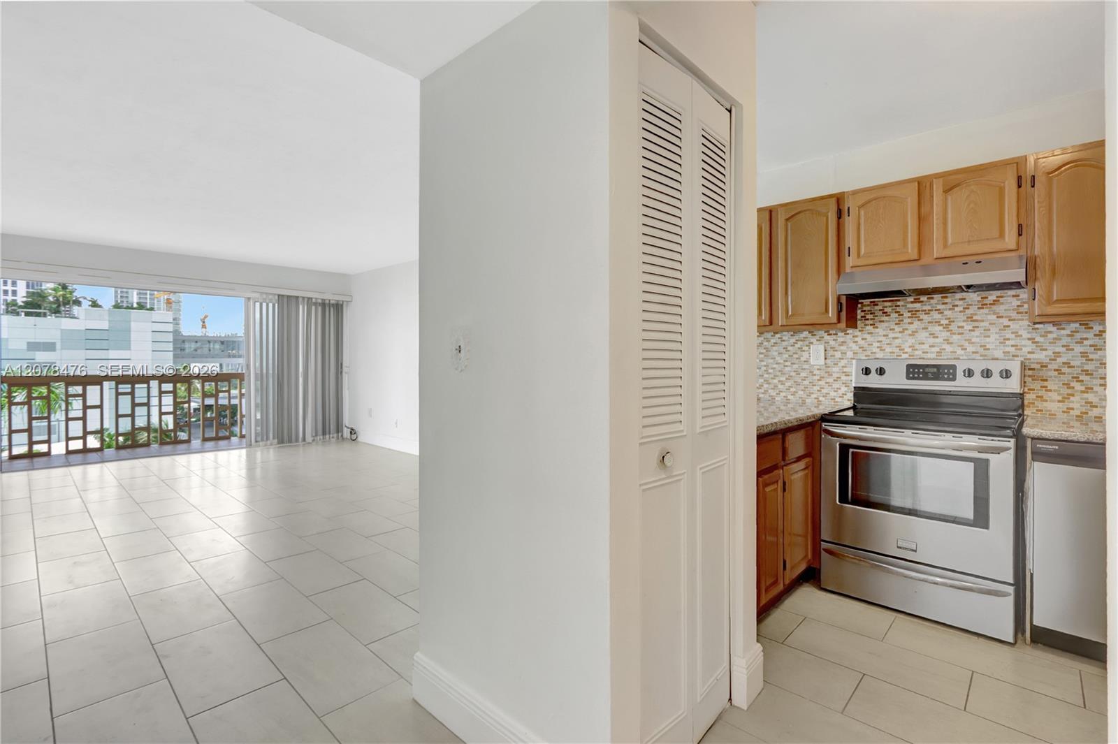 600 NE 25th St # PHD/73 — Photo 4
