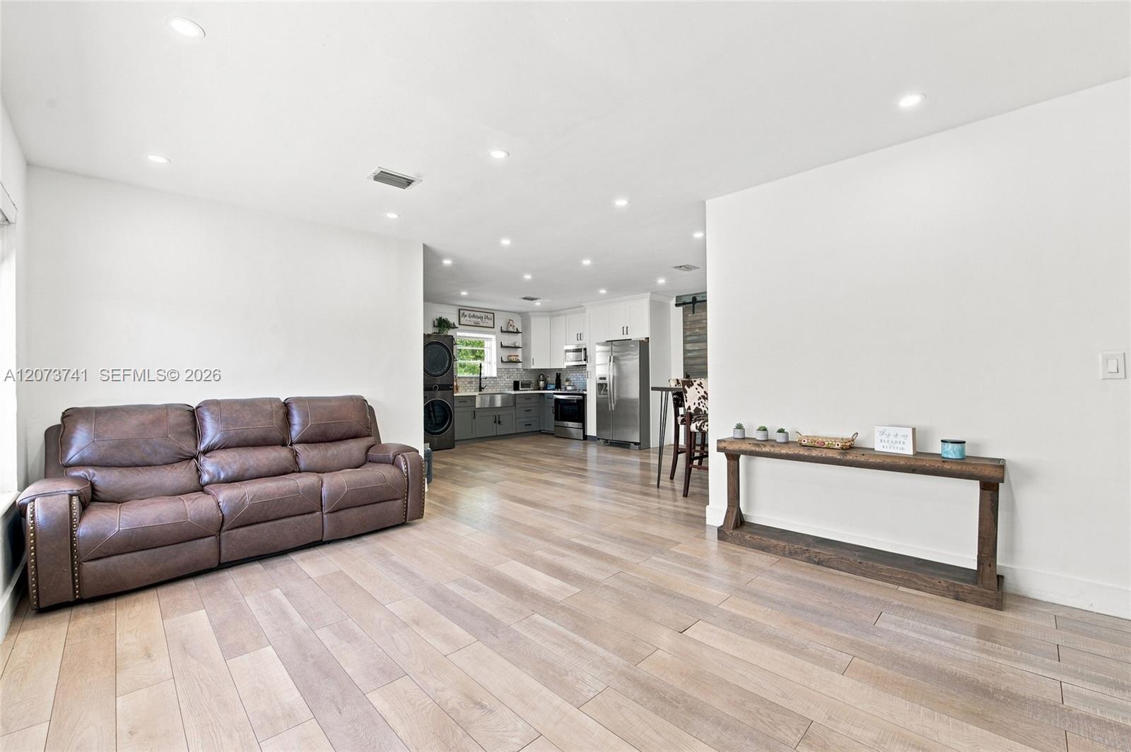 681 W 55th Pl — Photo 2