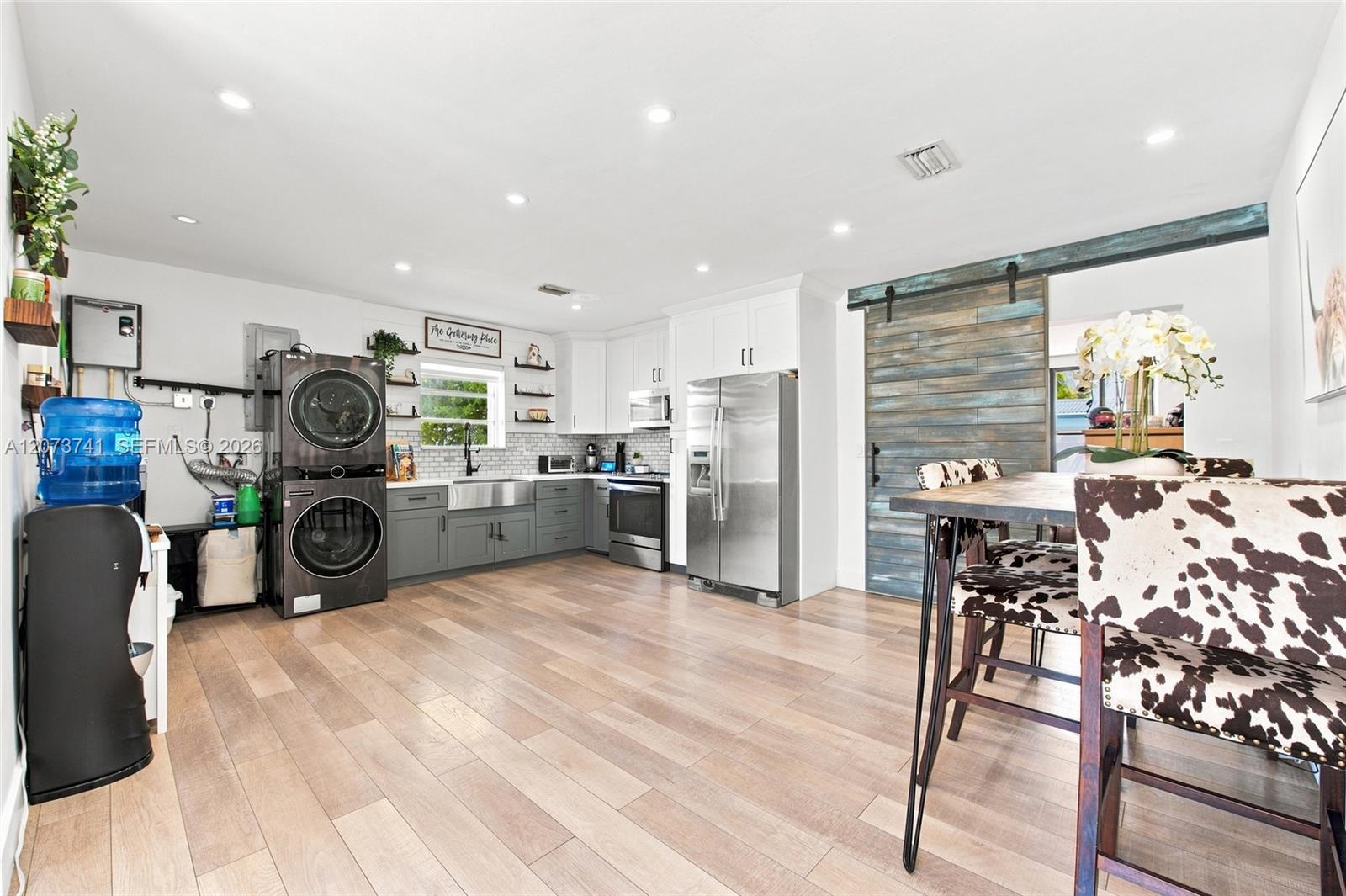 681 W 55th Pl — Photo 5