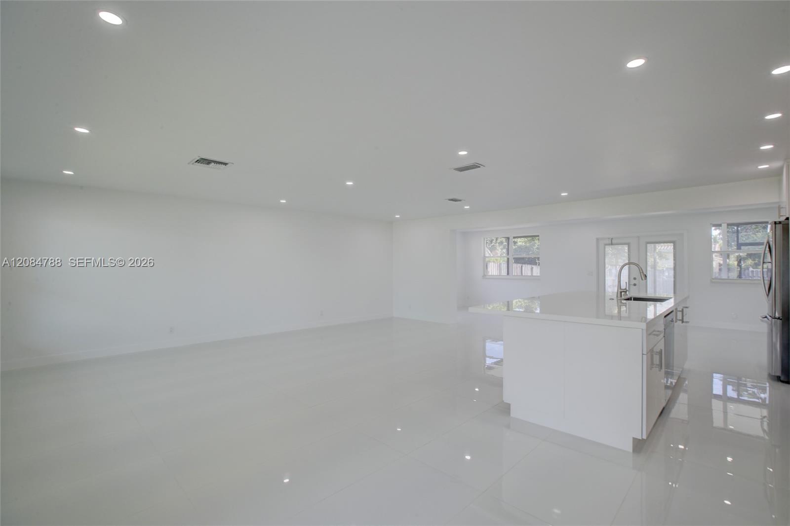 1801 N 54th Ave — Photo 2