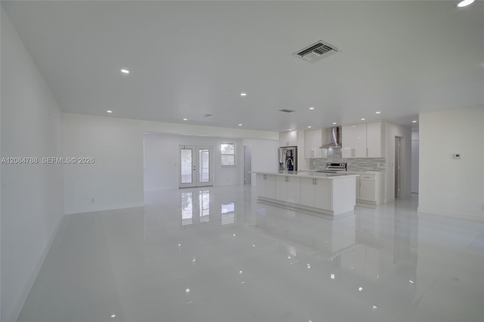 1801 N 54th Ave — Photo 3