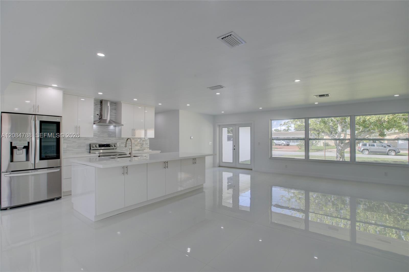 1801 N 54th Ave — Photo 5