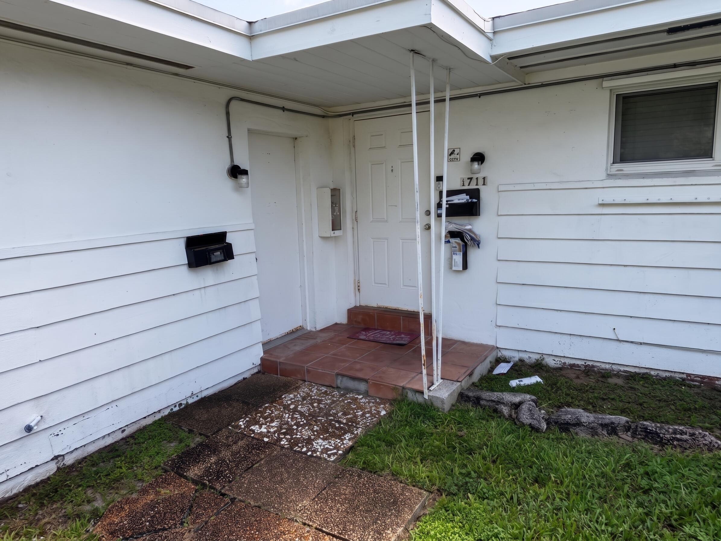 1711 N 17TH Court # B — Photo 3