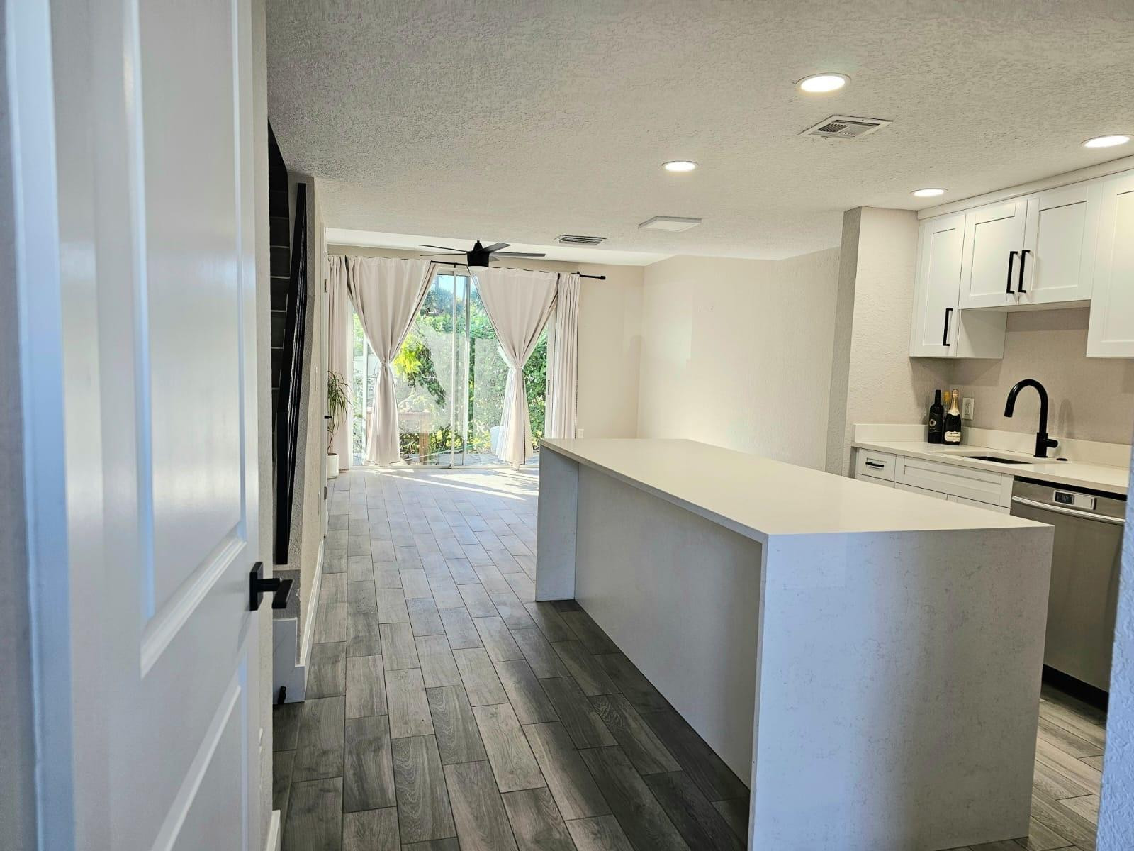 1102 E Jeffery Street — Photo 2