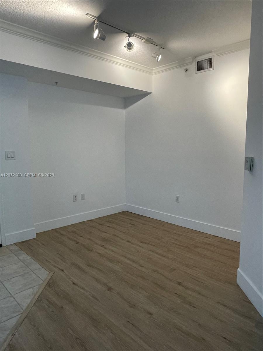 2000 N Bayshore Dr # 205 — Photo 5