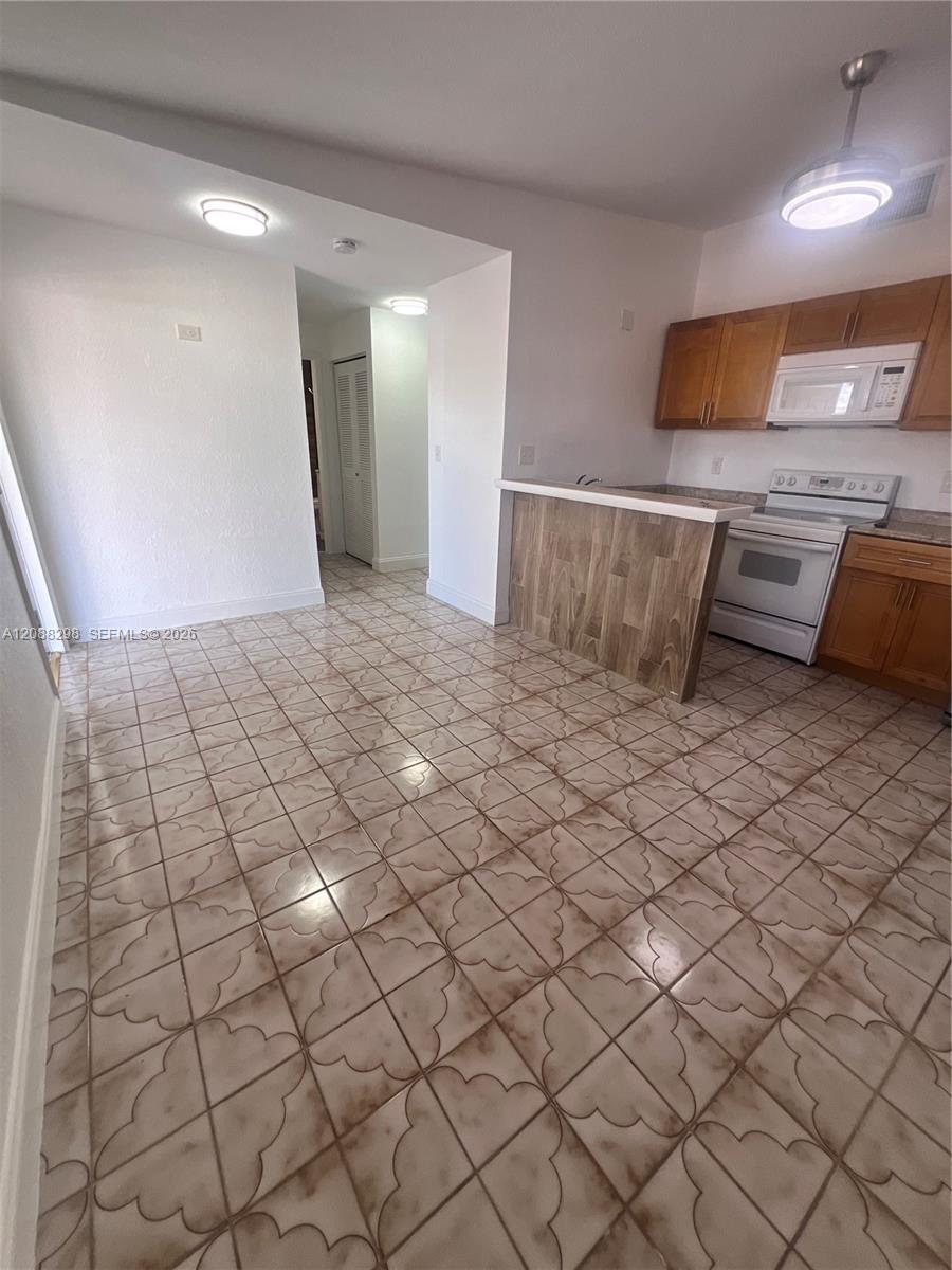 1615 SW 137th Pl # 1 — Photo 5