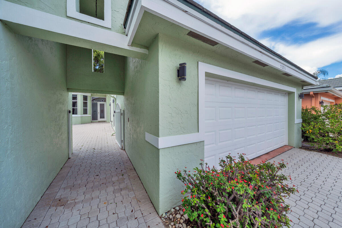 7693 ROCKFORD Road — Photo 4
