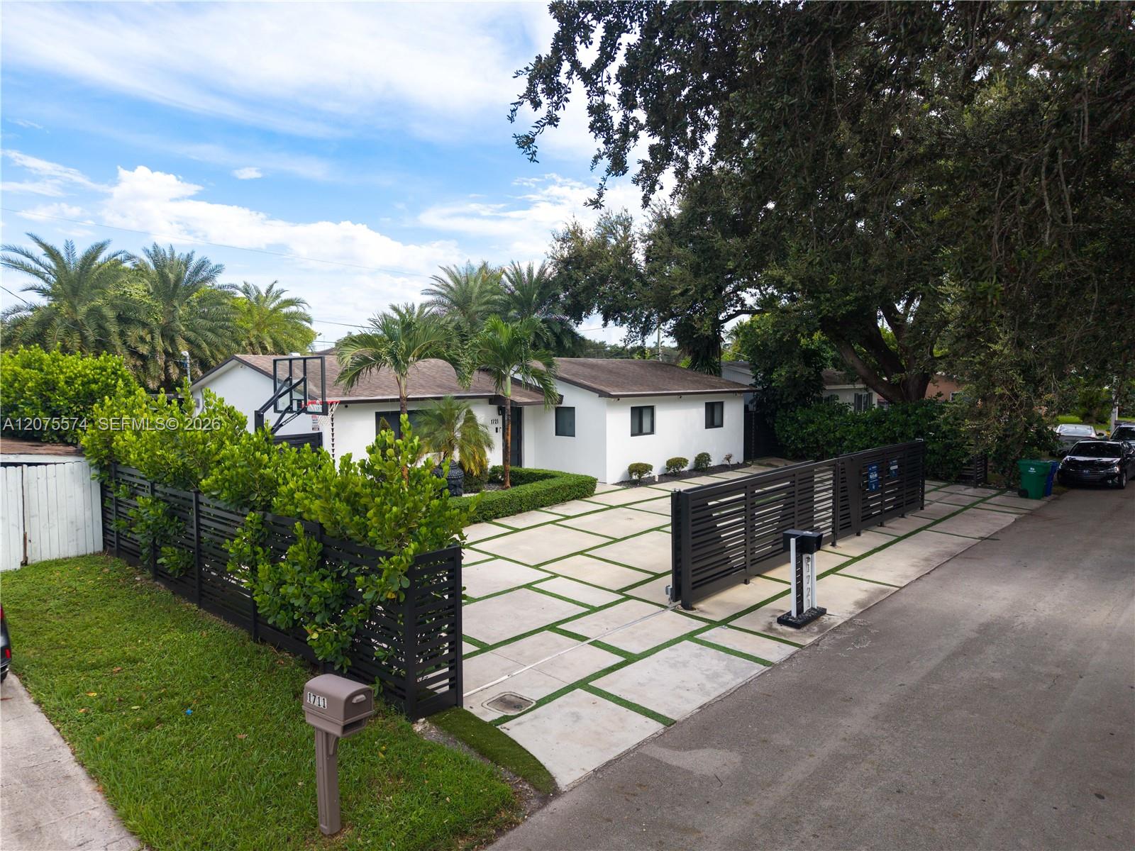 1721 SW 96th Ave — Photo 4