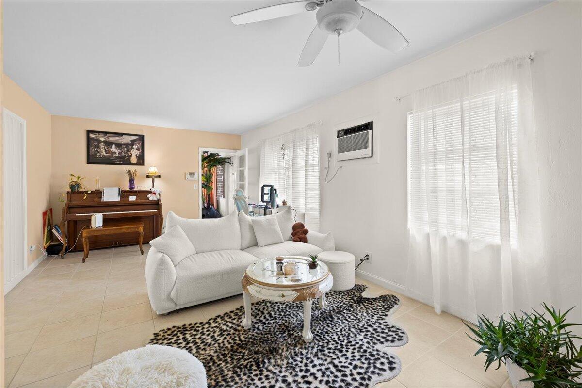 327 S Ocean Breeze # 1, Lake Worth FL 33460