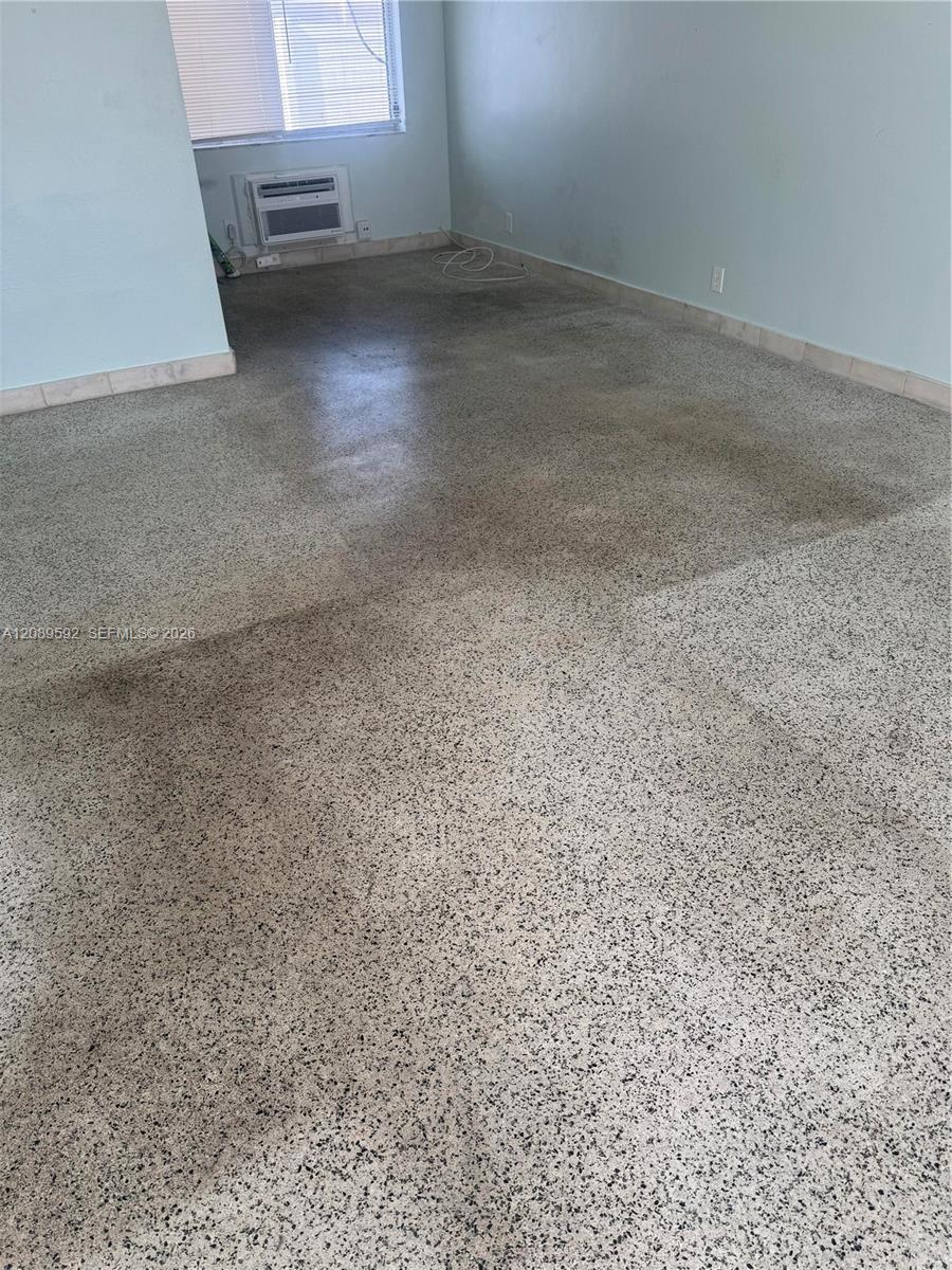 2716 NE 32nd St # 5 — Photo 3