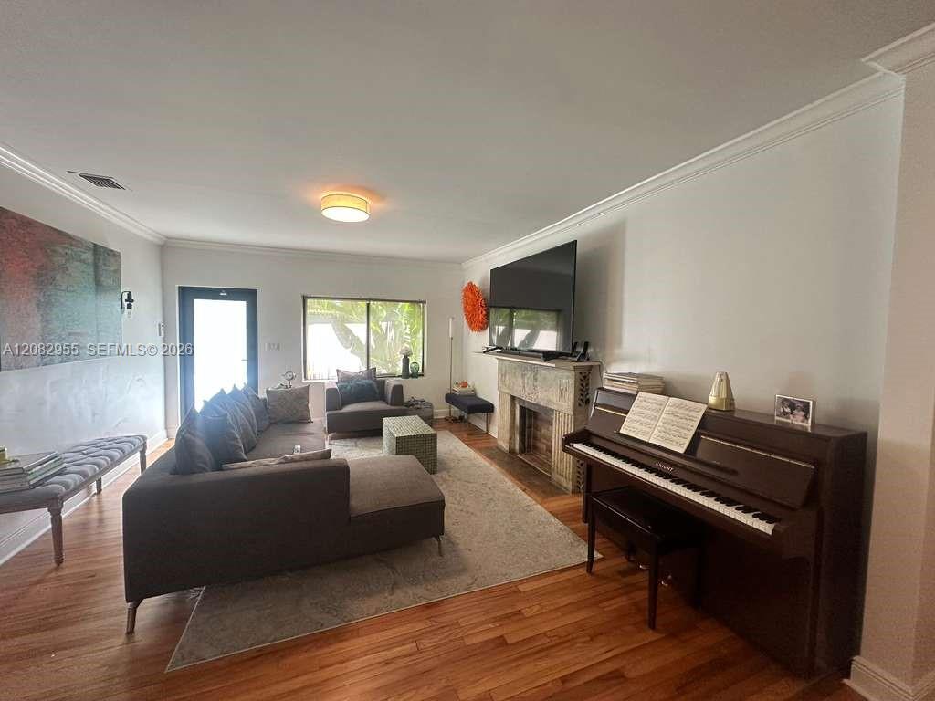 1105 Cortez St — Photo 4