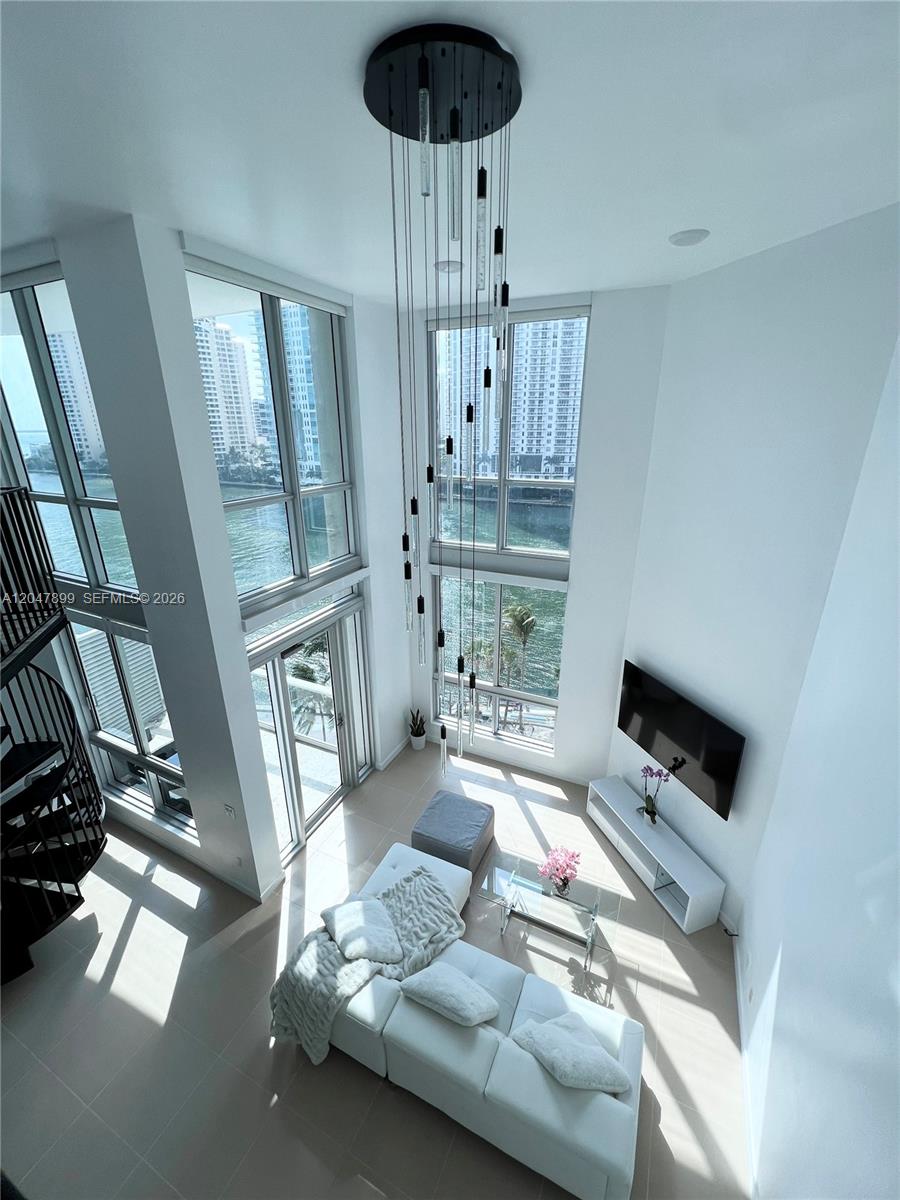 300 S Biscayne Blvd # 814, Miami FL 33131