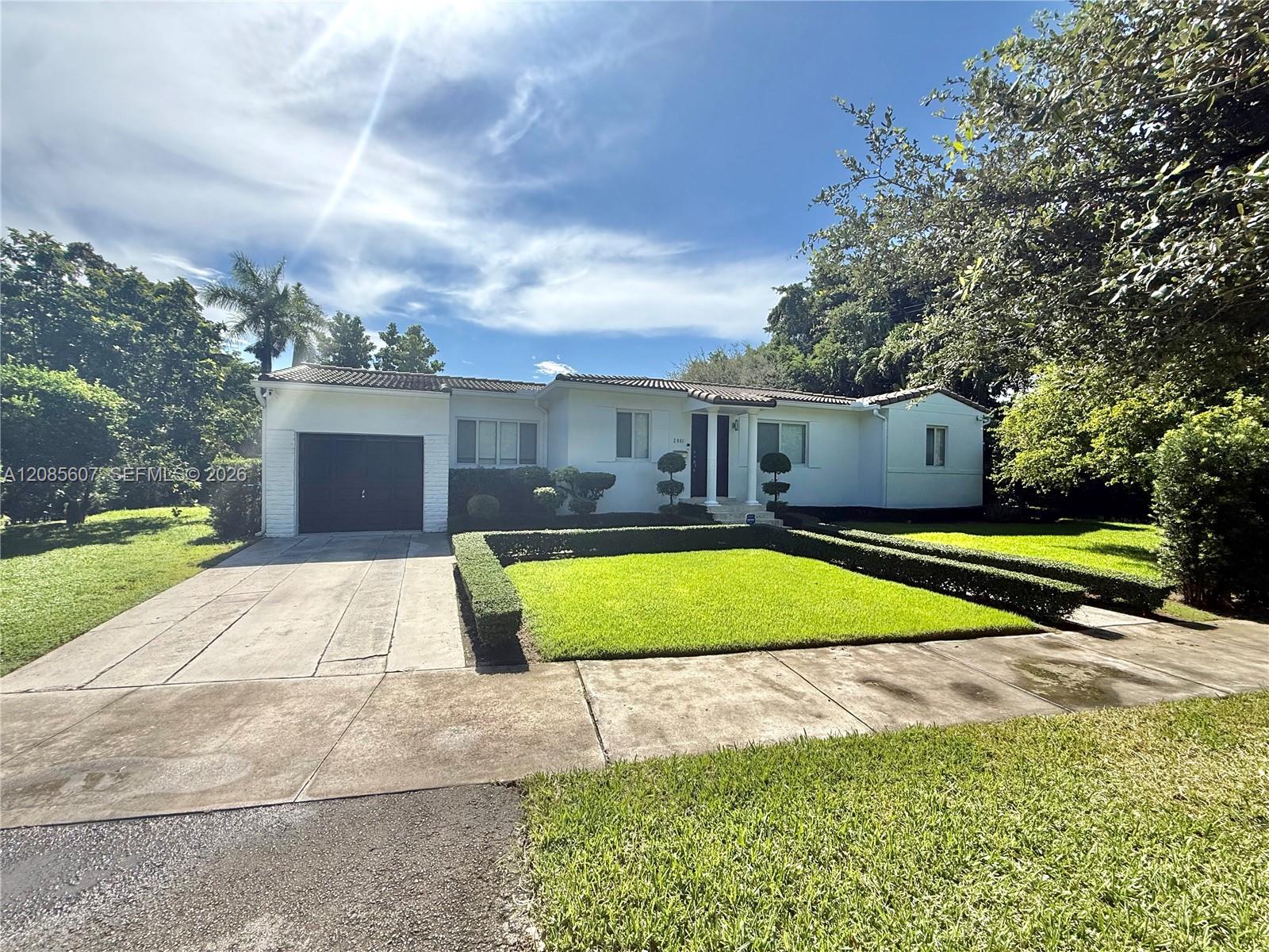2001 Coral Gate Dr — Photo 2