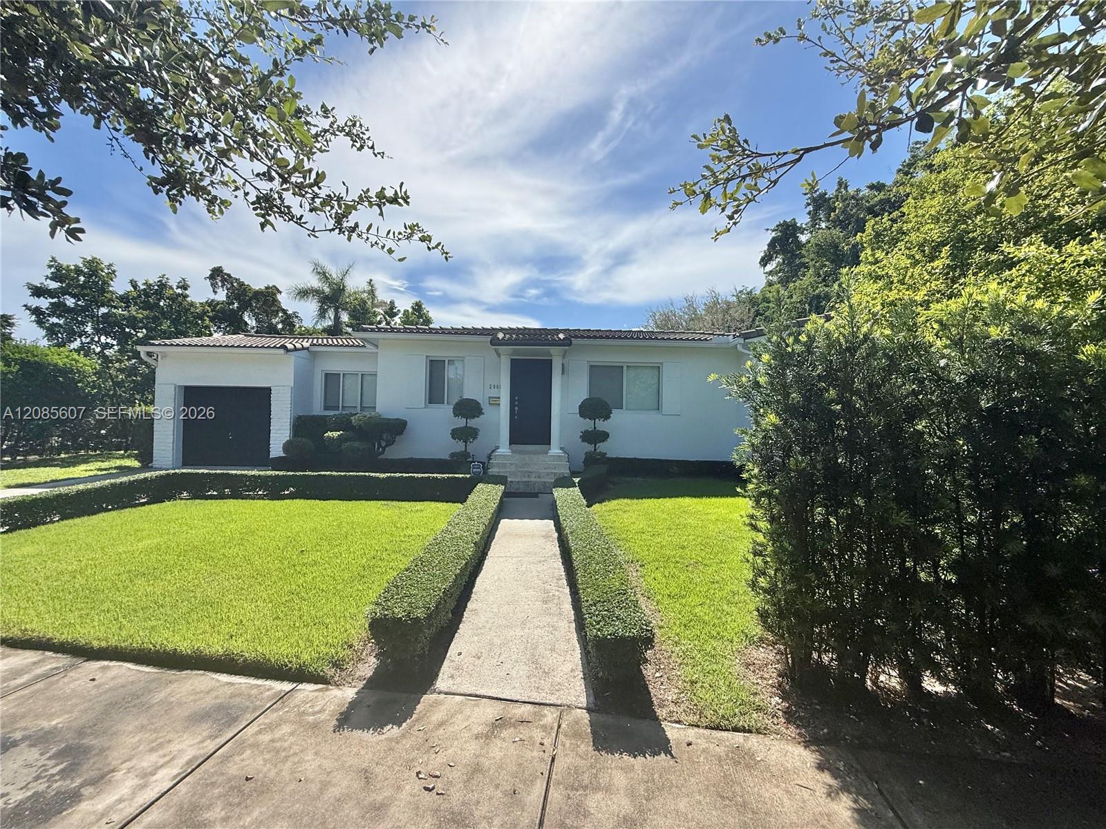 2001 Coral Gate Dr — Photo 4