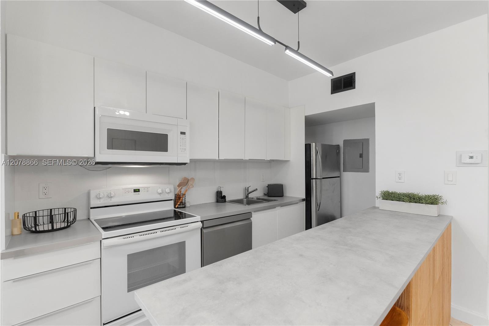 1559 Michigan Ave # 102 — Photo 4