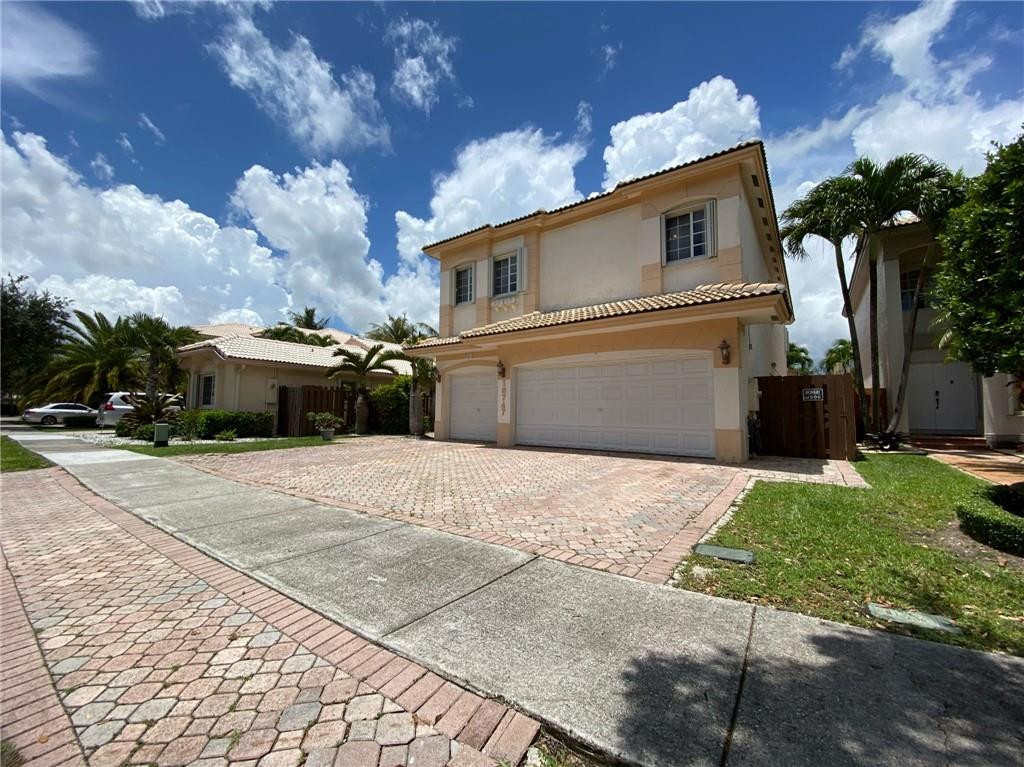 10747 NW 70th Terrace — Photo 4