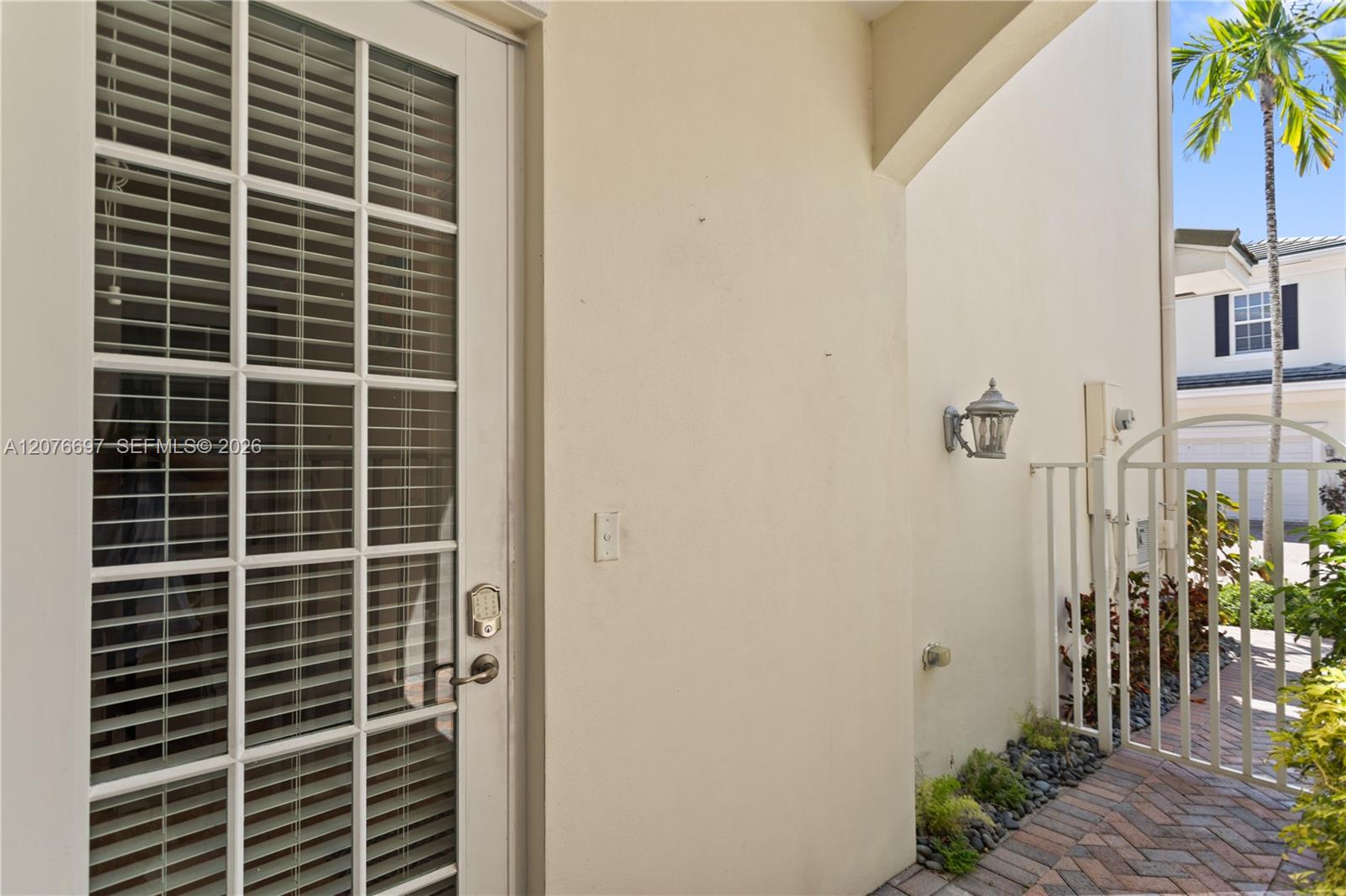 1139 N Victoria Park Rd — Photo 5