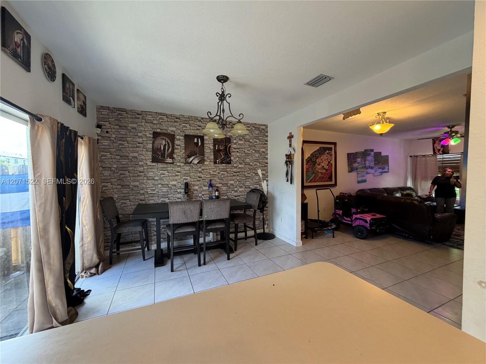 548 NE 5th Way View 4