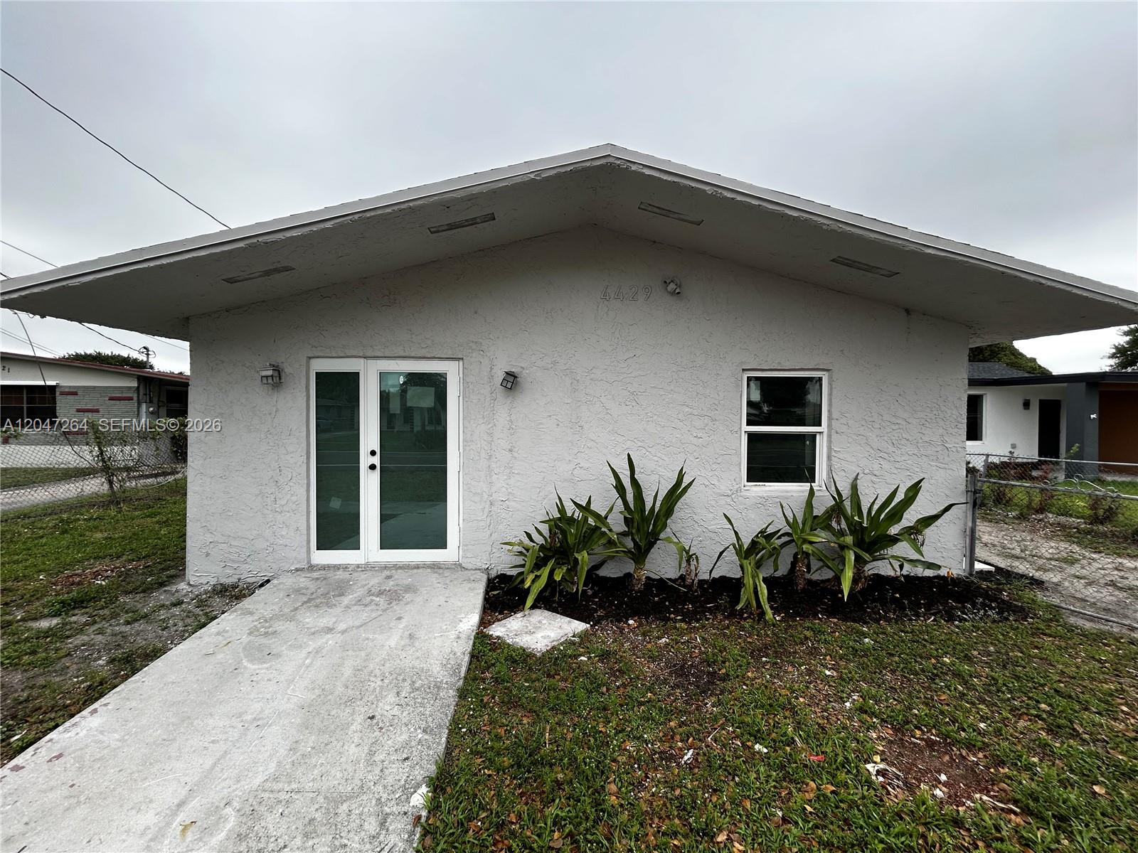 4429 SW 21st St # Front, West Park FL 33023