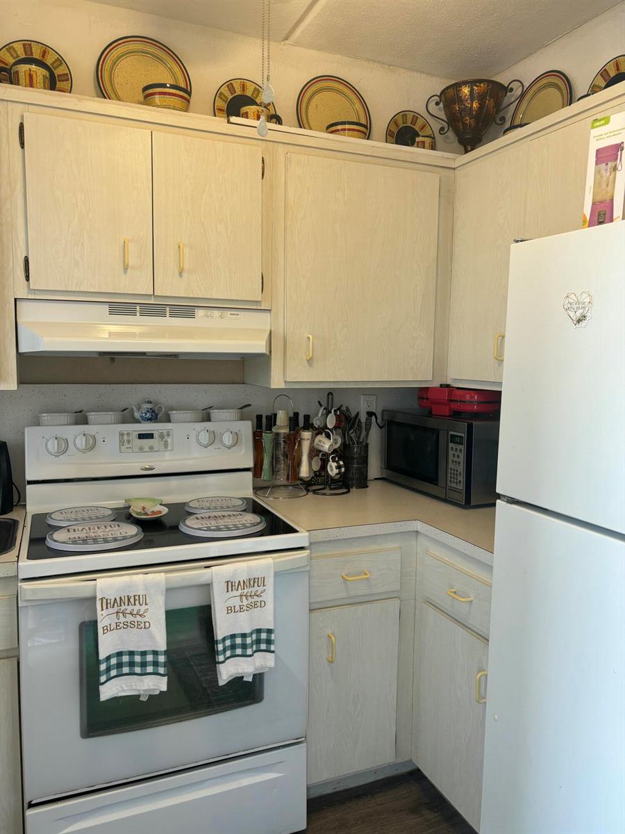331 SW 8TH ST KITCHEN