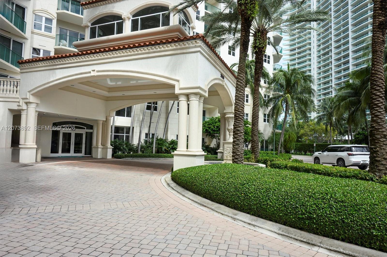 20000 E Country Club Dr # 302 — Photo 3
