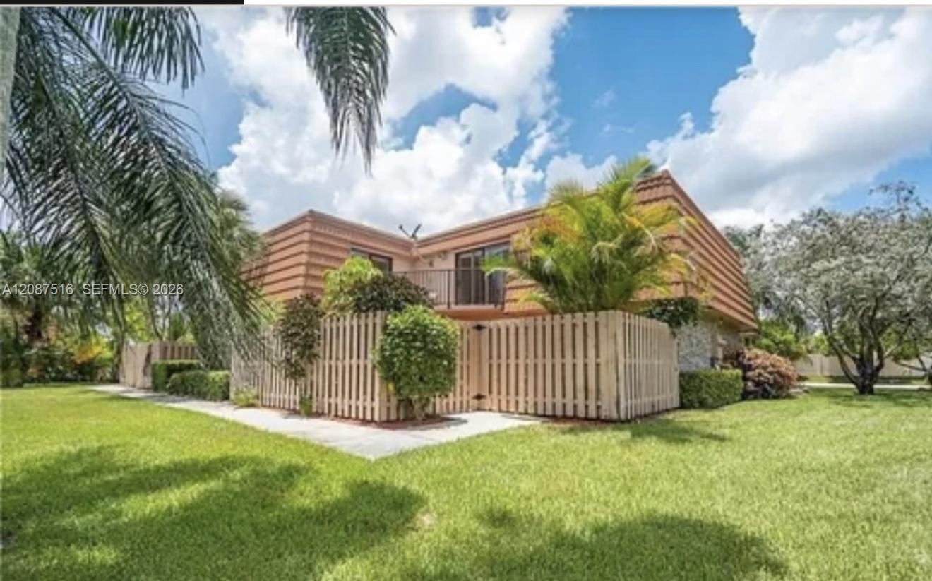 11006 N Harmony Lake Cir, Davie FL 33324