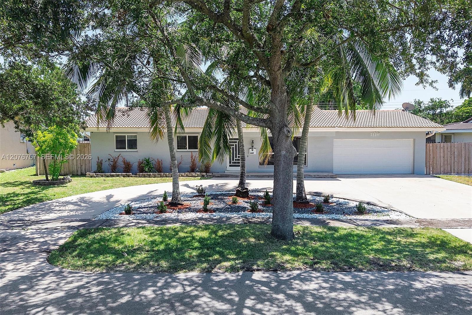 7220 NW 10th Pl — Photo 2