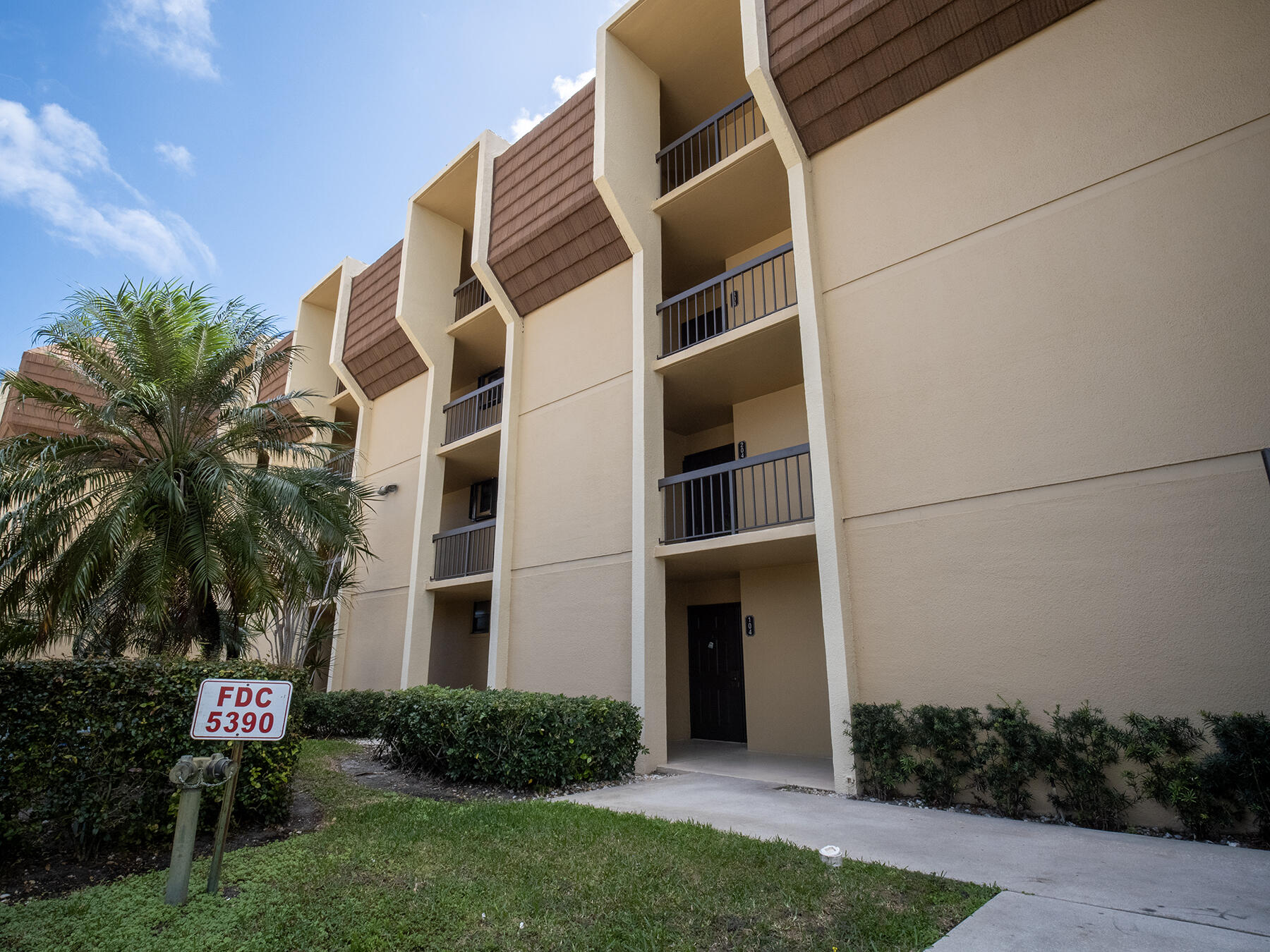 5390 Woodland Lakes Drive # 104, Palm Beach Gardens FL 33418