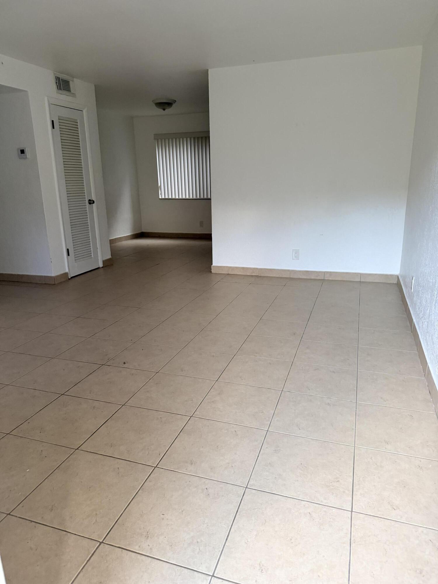 5271 SW 90th Way # 4 — Photo 3