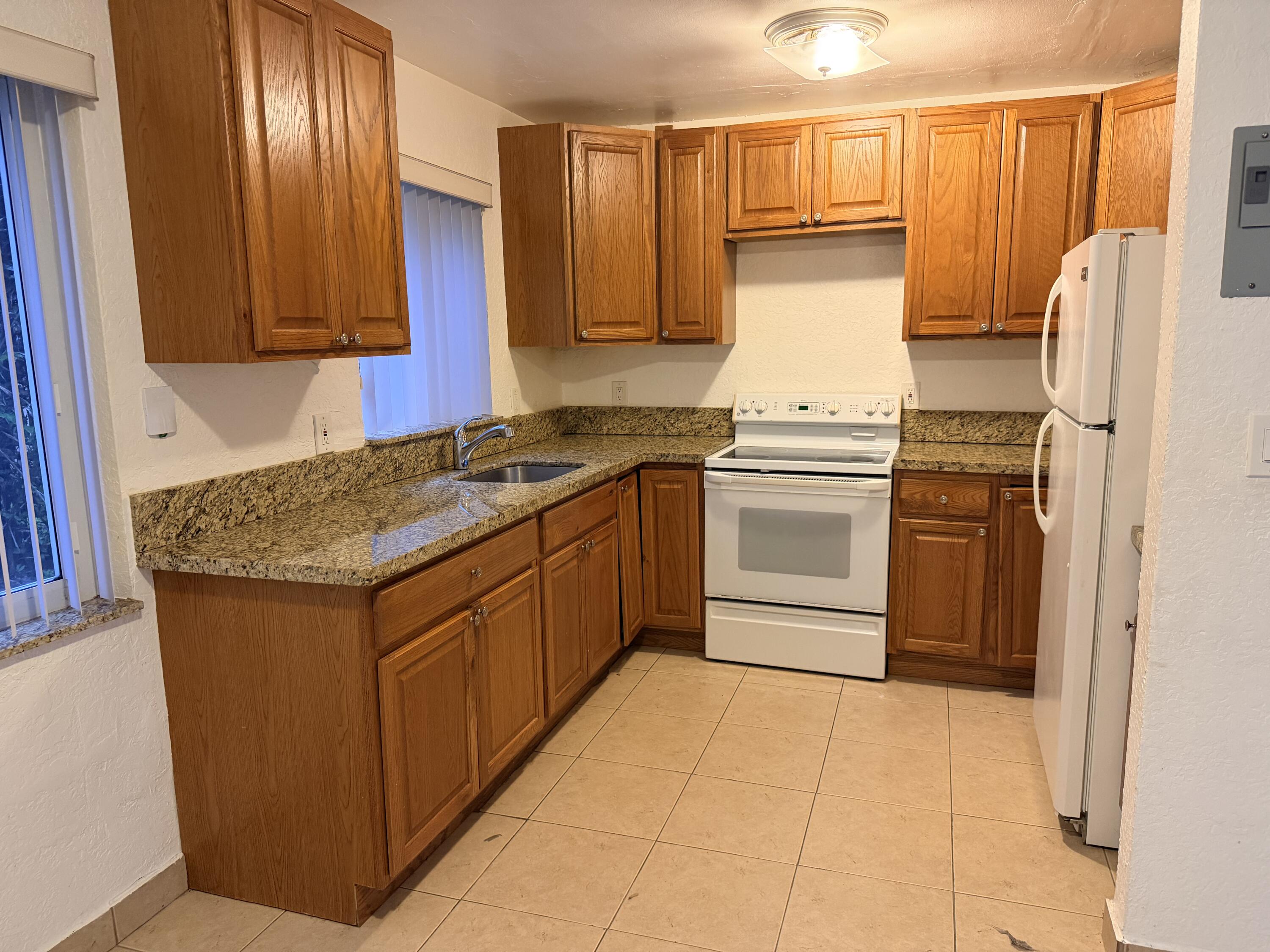 5271 SW 90th Way # 4 — Photo 2