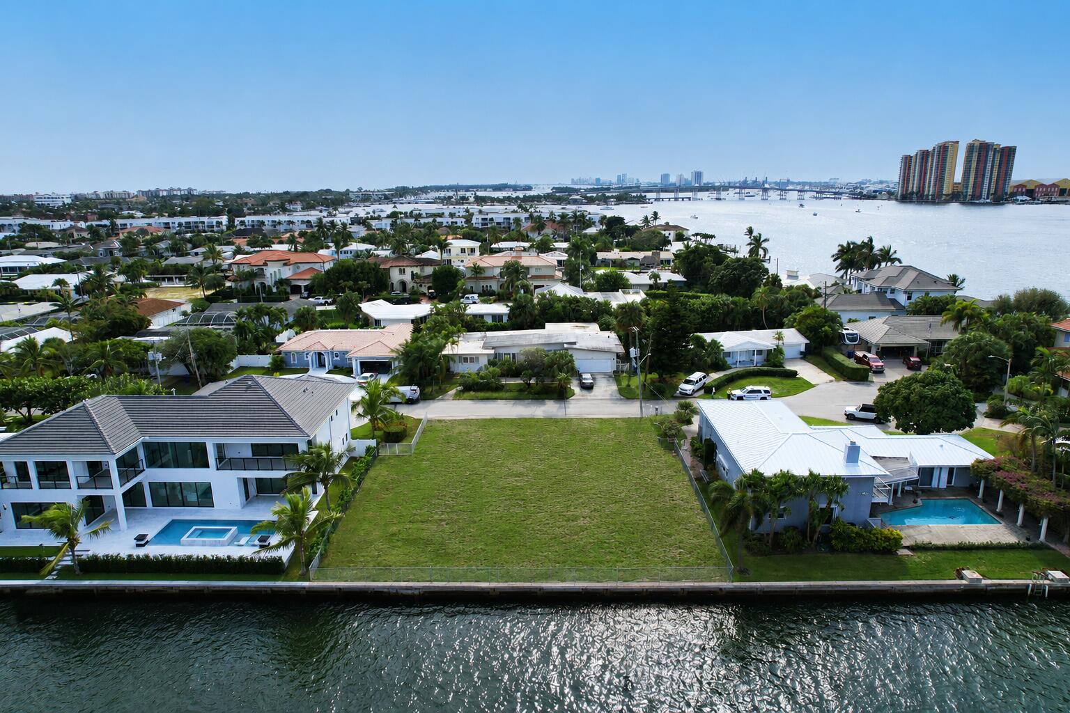 1050 Bimini Lane — Photo 3
