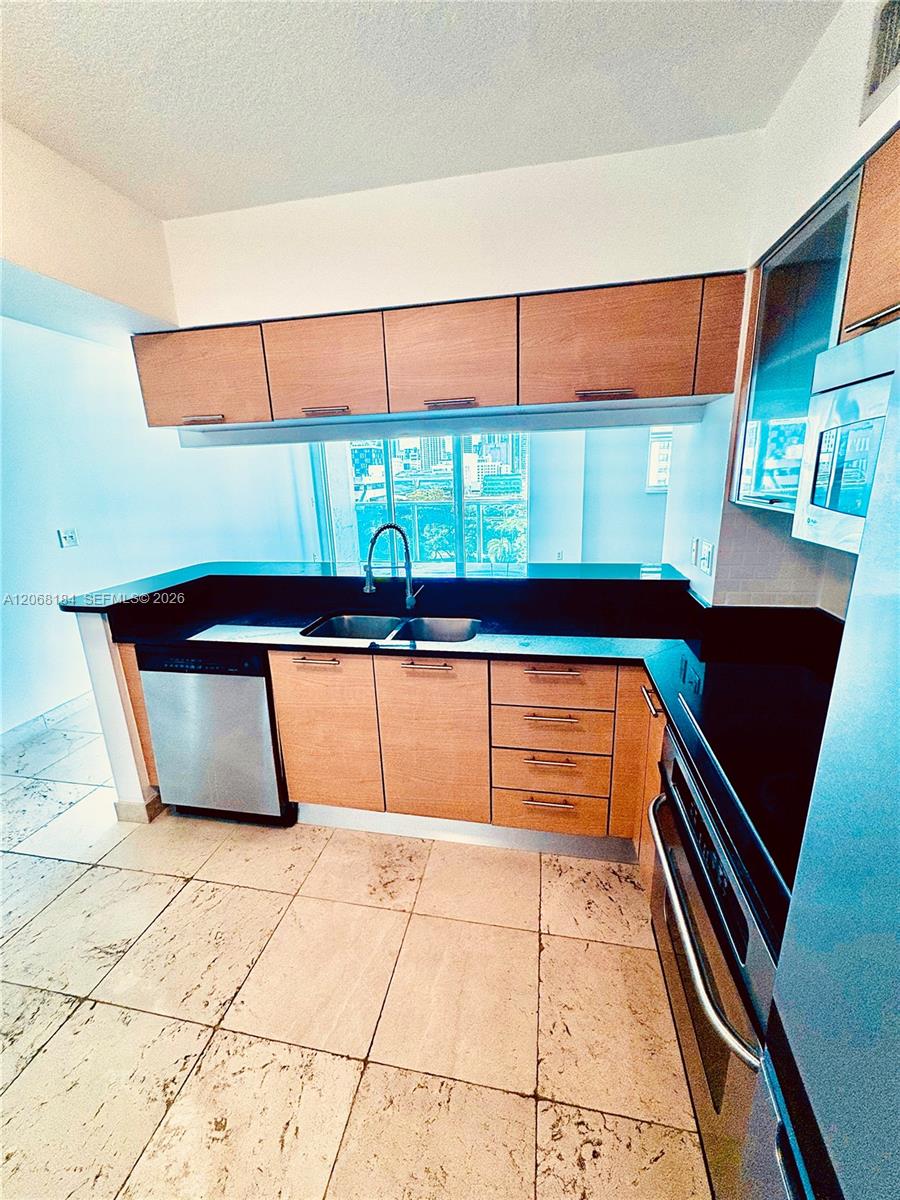 31 SE 5th St # 902 — Photo 3