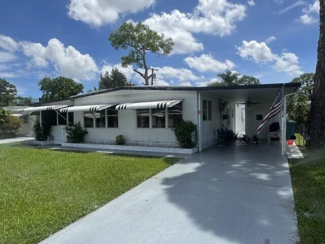 4042 Royal Manor Boulevard — Photo 2