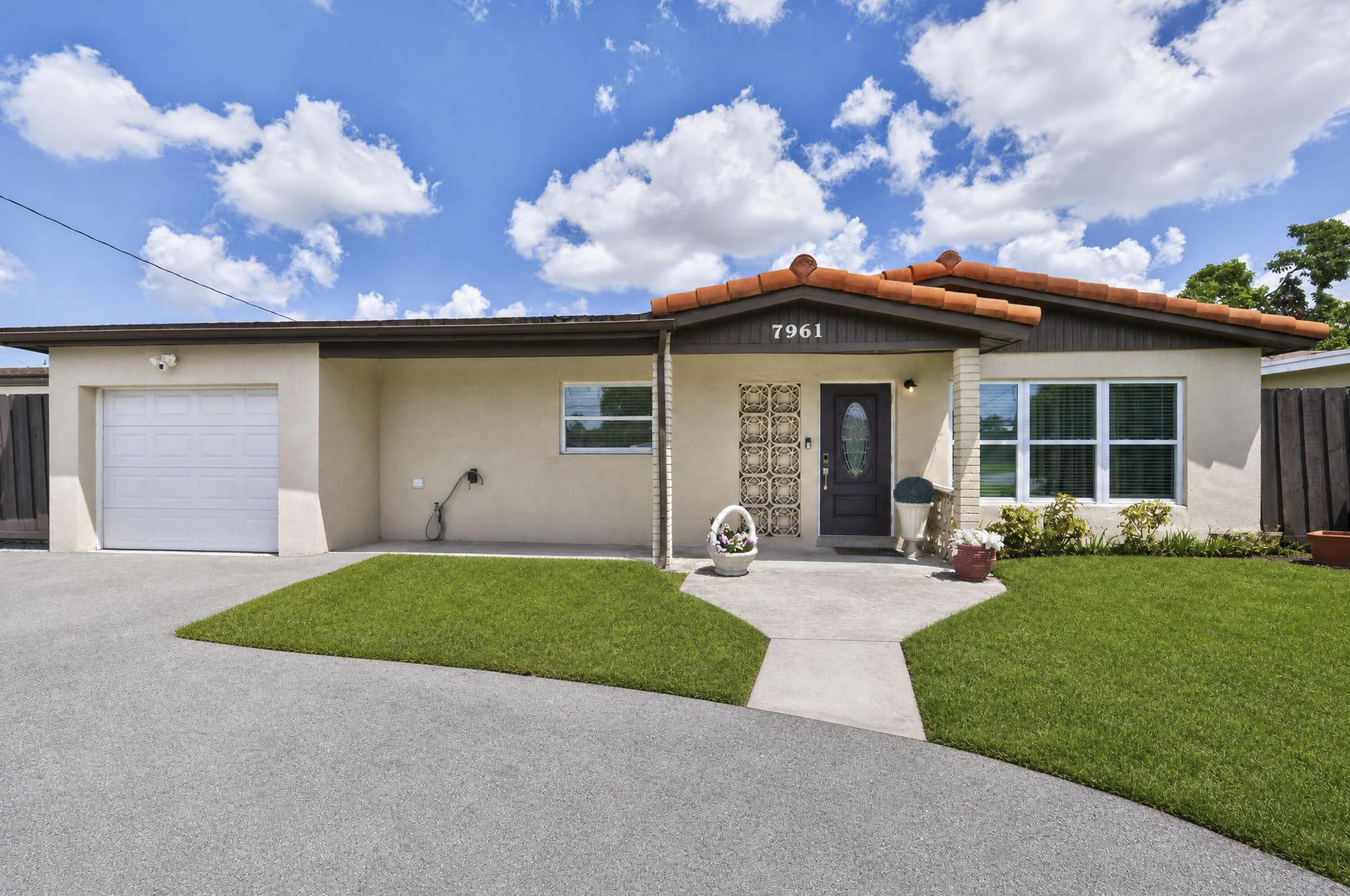 7961 N NORMANDY Street — Photo 4