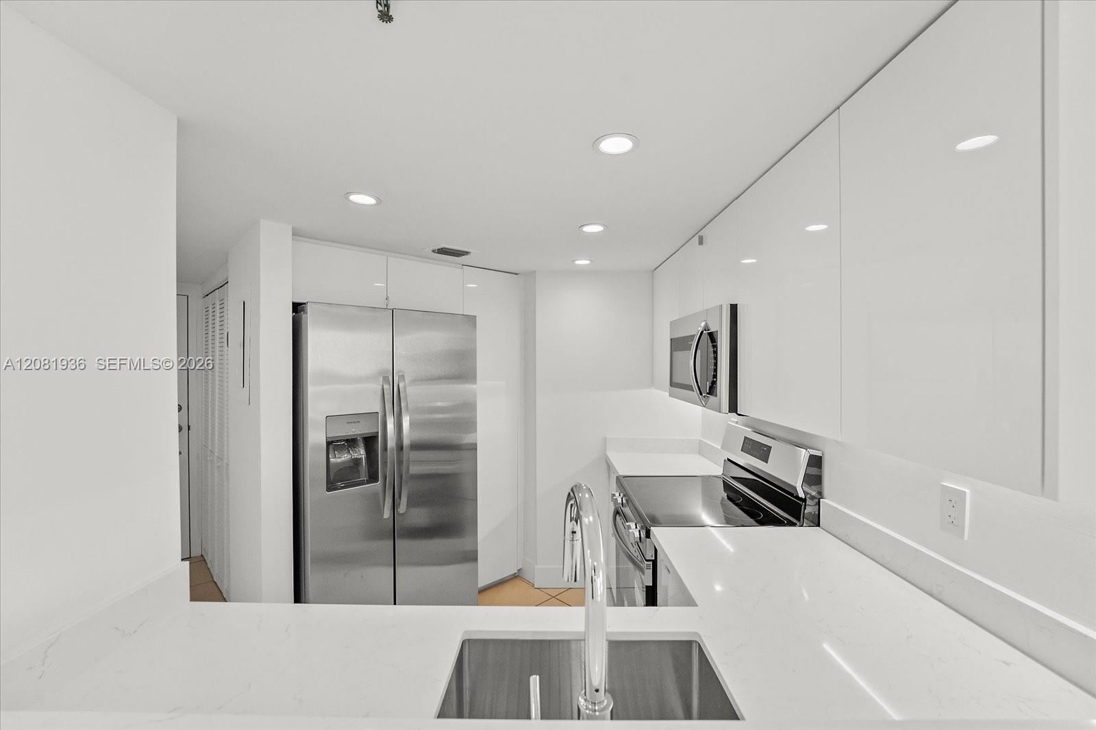 5880 Collins Ave # 1004 — Photo 4